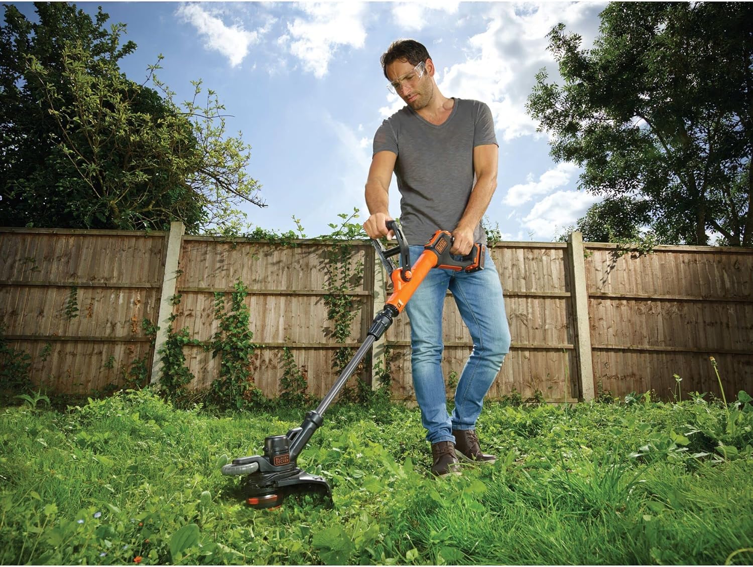 Black+Decker Rasentrimmer mit Akku Rasenkantenschneider Freischneider mit Fadenverlängerung auf Knopfdruck Fadenverlängerung (mit 1x18V 2.0 AH, 28 cm Schnittbreite, Einzelfaden 9 m/1,6 mm) STC1820PC