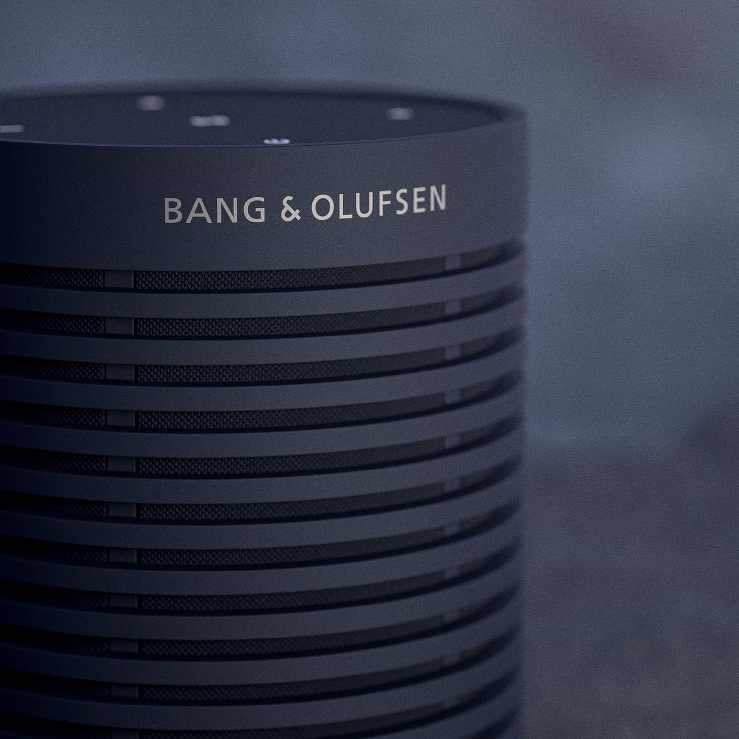 Bang & Olufsen Beosound Explore – Kabelloser tragbarer Bluetooth Outdoor-, Heim- und Reise, 27 Stunden Akkulaufzeit, wasserdichter 360° Lautsprecher + USB-C Ladekabel - Schwarz Anthracite