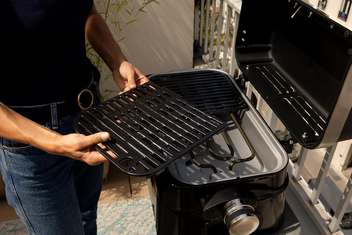 Campingaz Grill Attitude2go, gasbarbecue & elektrische barbecue, tafelbarbecue, draagbare balkon-, campingbarbecue, met deksel, thermometer en gietijzeren grillrooster, werkt op gas of elektriciteit