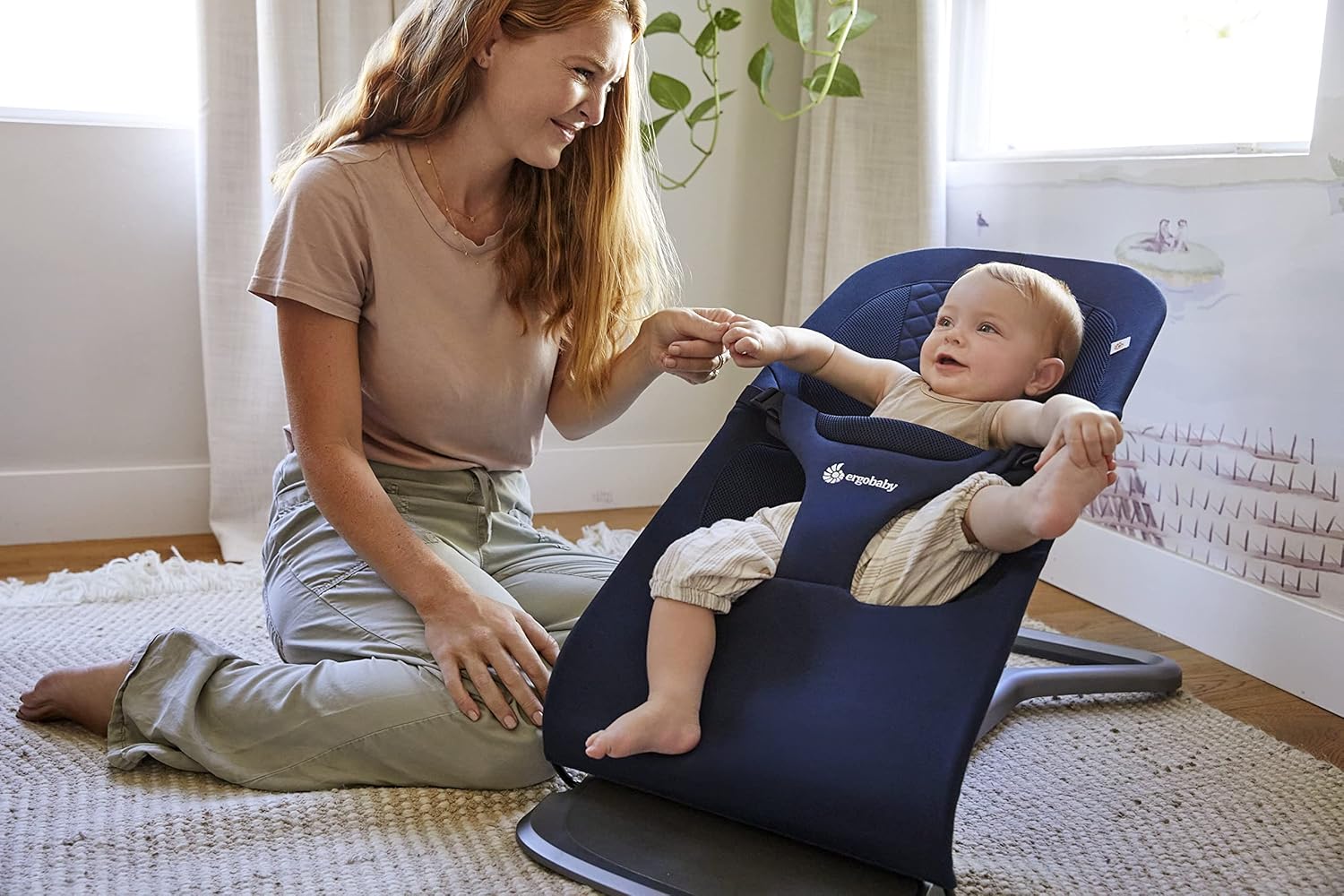 Ergobaby 3-in-1 Evolve Bouncer, Ergonomische Babywippe für Neugeborene ab Geburt bis zum Kleinkind, Babyschaukel mit Neugeboreneneinsatz (2,5 kg - 13,2 kg), Cream