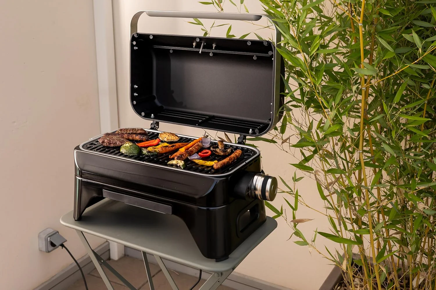 Campingaz Grill Attitude2go, gasbarbecue & elektrische barbecue, tafelbarbecue, draagbare balkon-, campingbarbecue, met deksel, thermometer en gietijzeren grillrooster, werkt op gas of elektriciteit