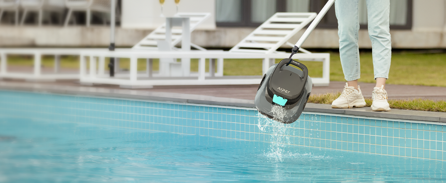 Smartwatch, die am Poolrand am Handgelenk getragen wird und die Uhrzeit auf dem Bildschirm anzeigt. Sie wird von einer Person in weißer Kleidung in der Nähe des Schwimmbades getragen.