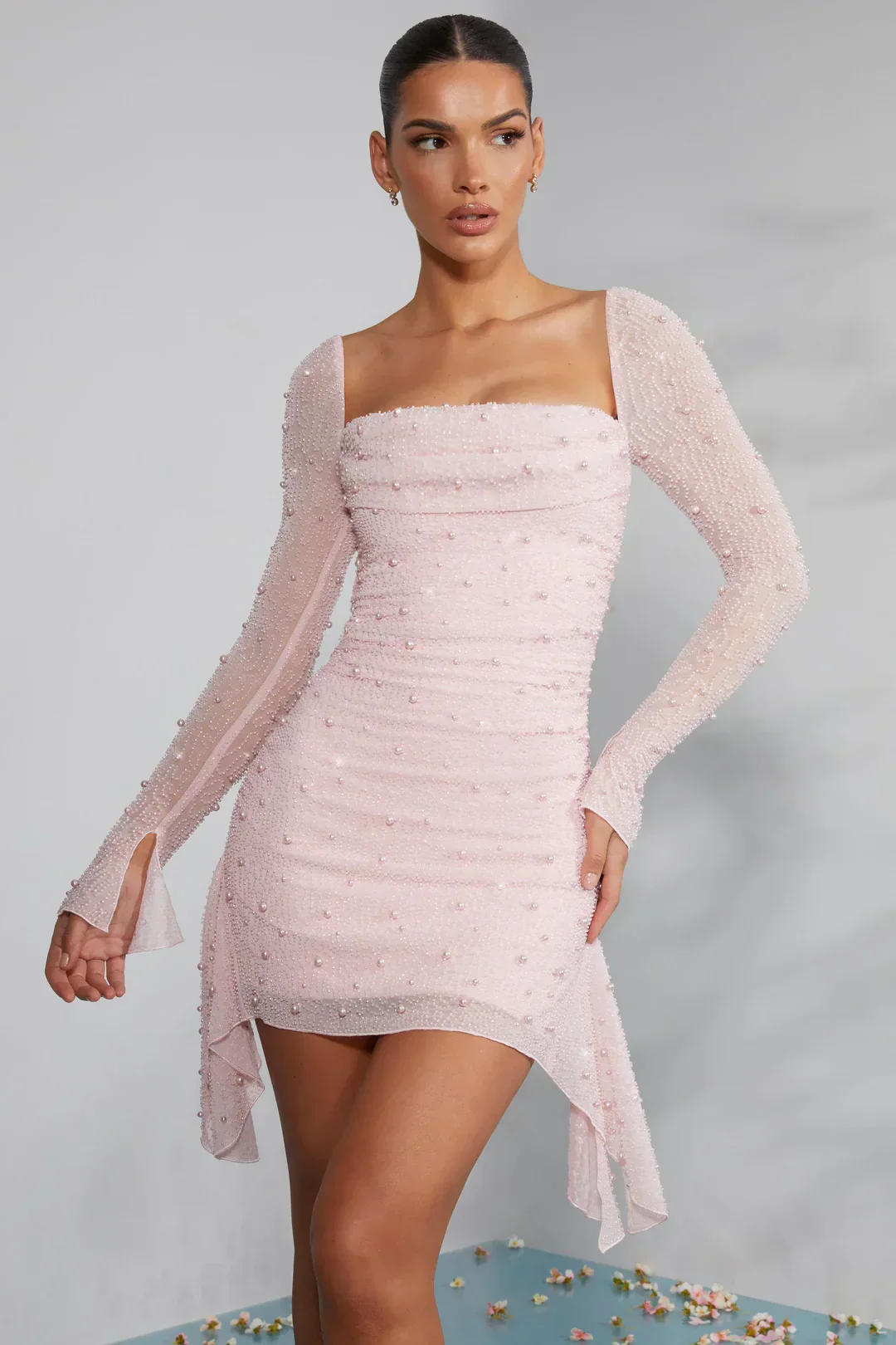 Minikleid mit langen ?rmeln und verziertem Kragen