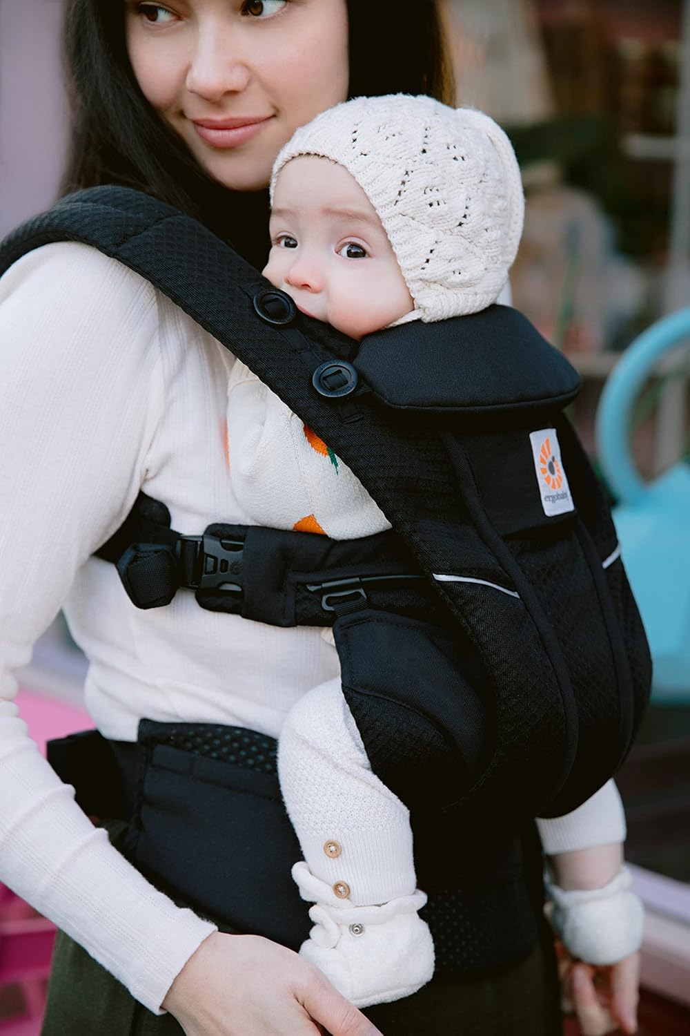 Ergobaby Omni Breeze Babytrage für Neugeborene ab Geburt bis 20kg, 4 Positionen SoftFlex Mesh Ergonomische Babybauchtrage Rückentrage Baby-Tragetasche, Natural Beige