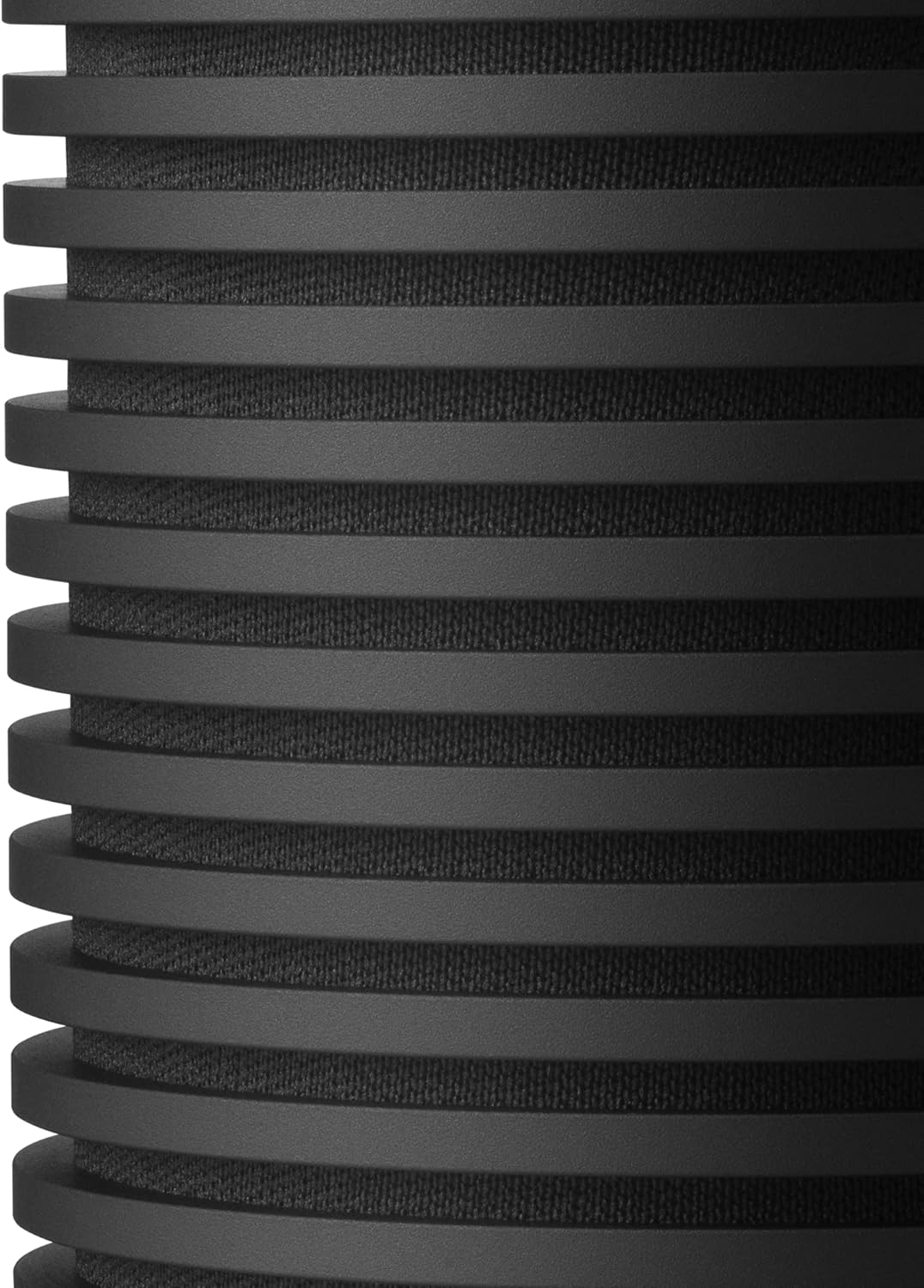 Bang & Olufsen Beosound Explore – Kabelloser tragbarer Bluetooth Outdoor-, Heim- und Reise, 27 Stunden Akkulaufzeit, wasserdichter 360° Lautsprecher + USB-C Ladekabel - Schwarz Anthracite