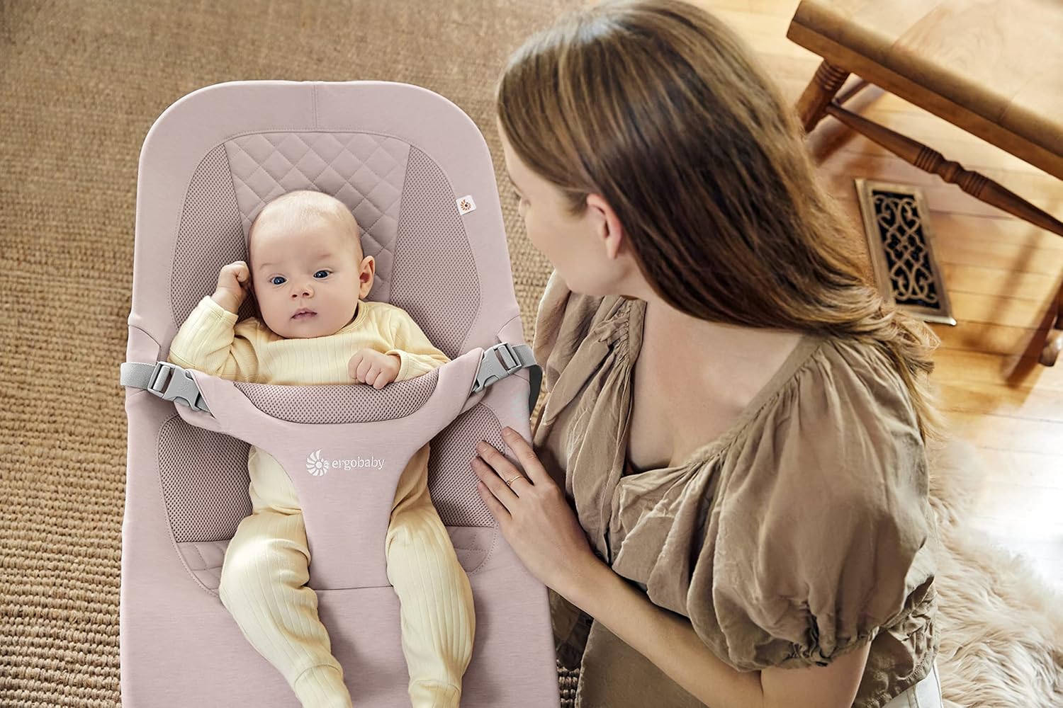 Ergobaby 3-in-1 Evolve Bouncer, Ergonomische Babywippe für Neugeborene ab Geburt bis zum Kleinkind, Babyschaukel mit Neugeboreneneinsatz (2,5 kg - 13,2 kg), Cream