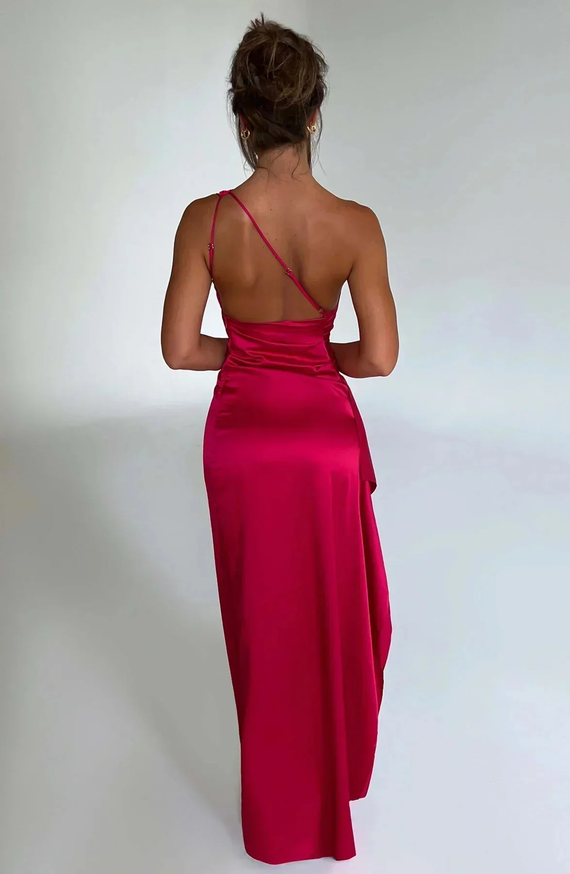 Raffiniertes Abendkleid mit hohem Schlitz