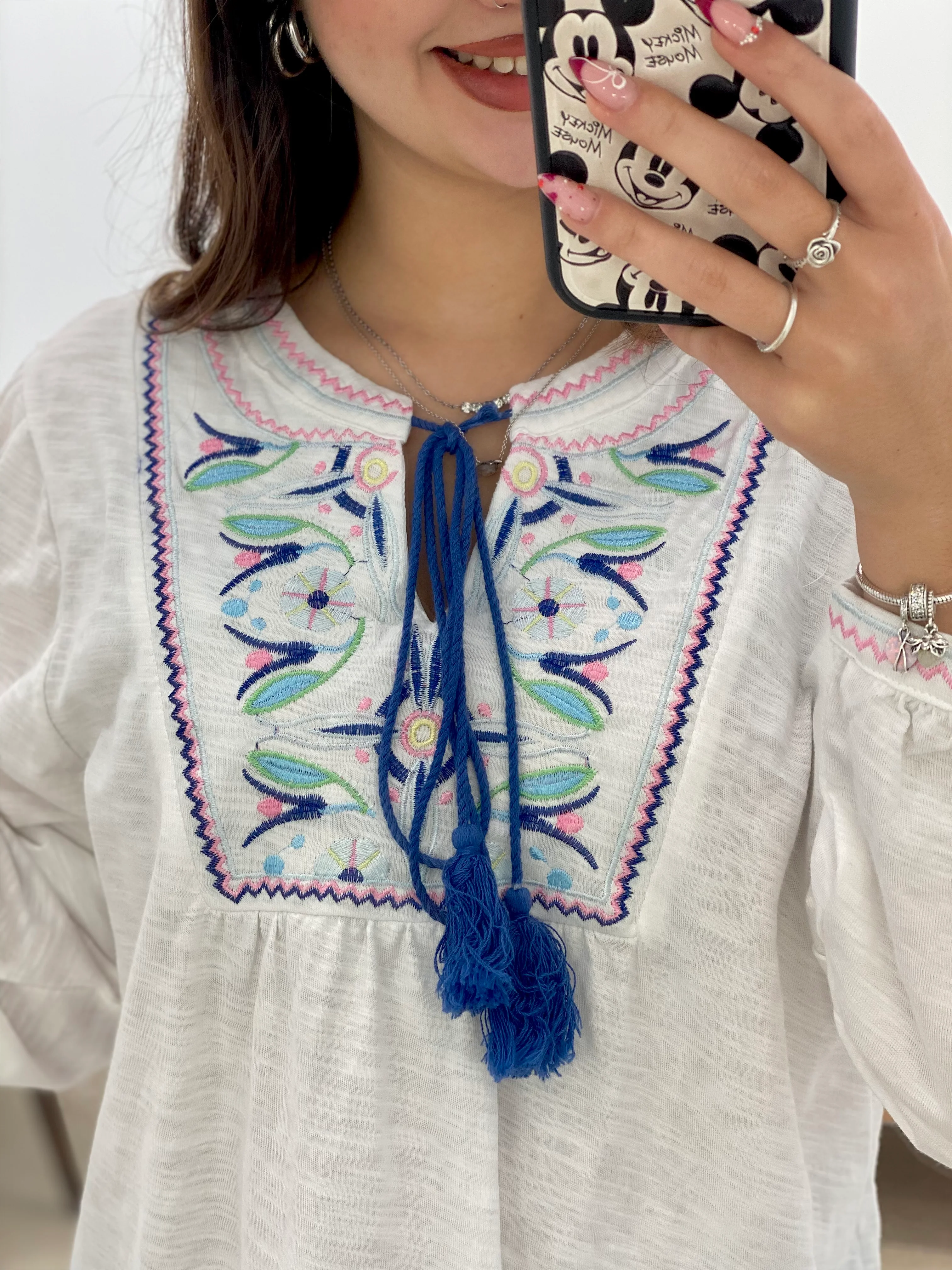 BLUSA BORDADA AZUL Y ROSA