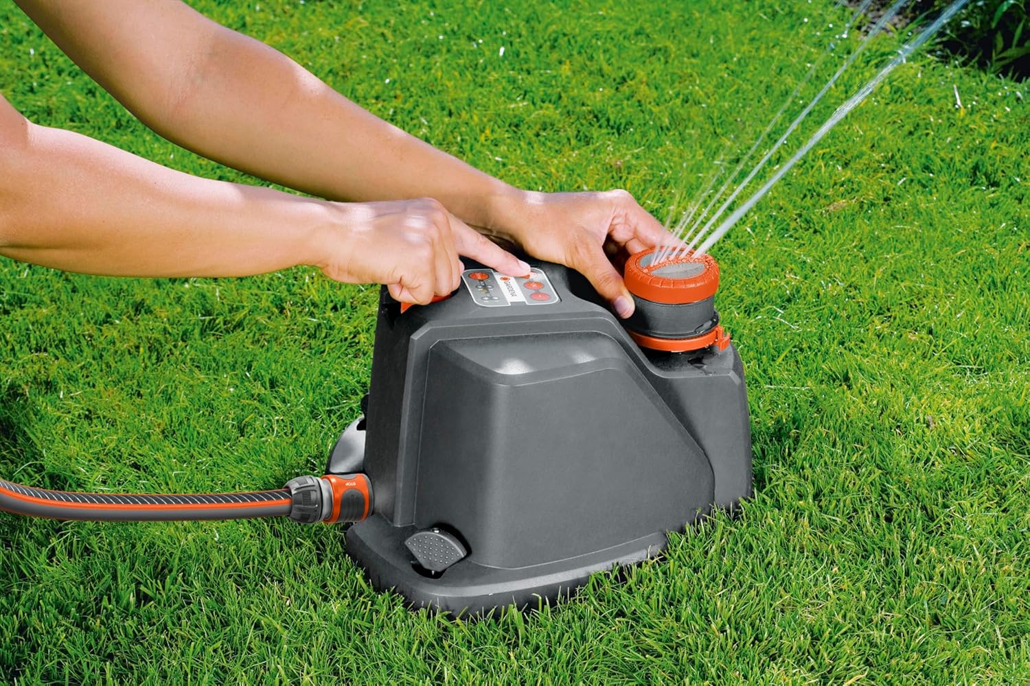Gardena Comfort veelvlakssproeier AquaContour Automatic: vlakberegening voor de individuele besproeiing van bijna elke tuinomtrek, eenvoudig te programmeren, reikwijdte 2,5-10,5 m (8133-20)