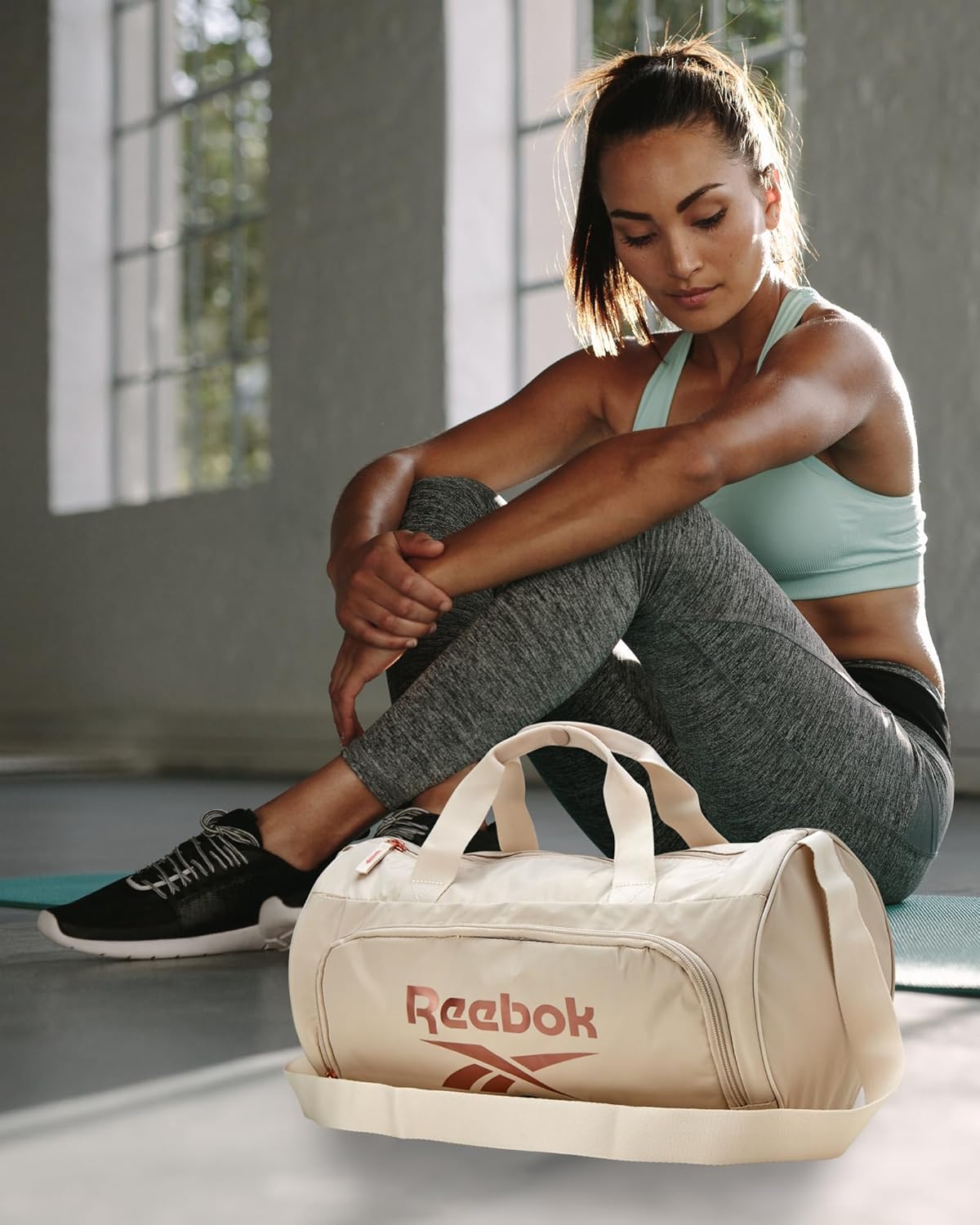 Reebok Reisetasche – Sporttasche für Training mit verstellbarem Schultergurt – kompakte Reisetasche für Damen und Herren, Easton Beige, One Size, Kompakte Reisetasche