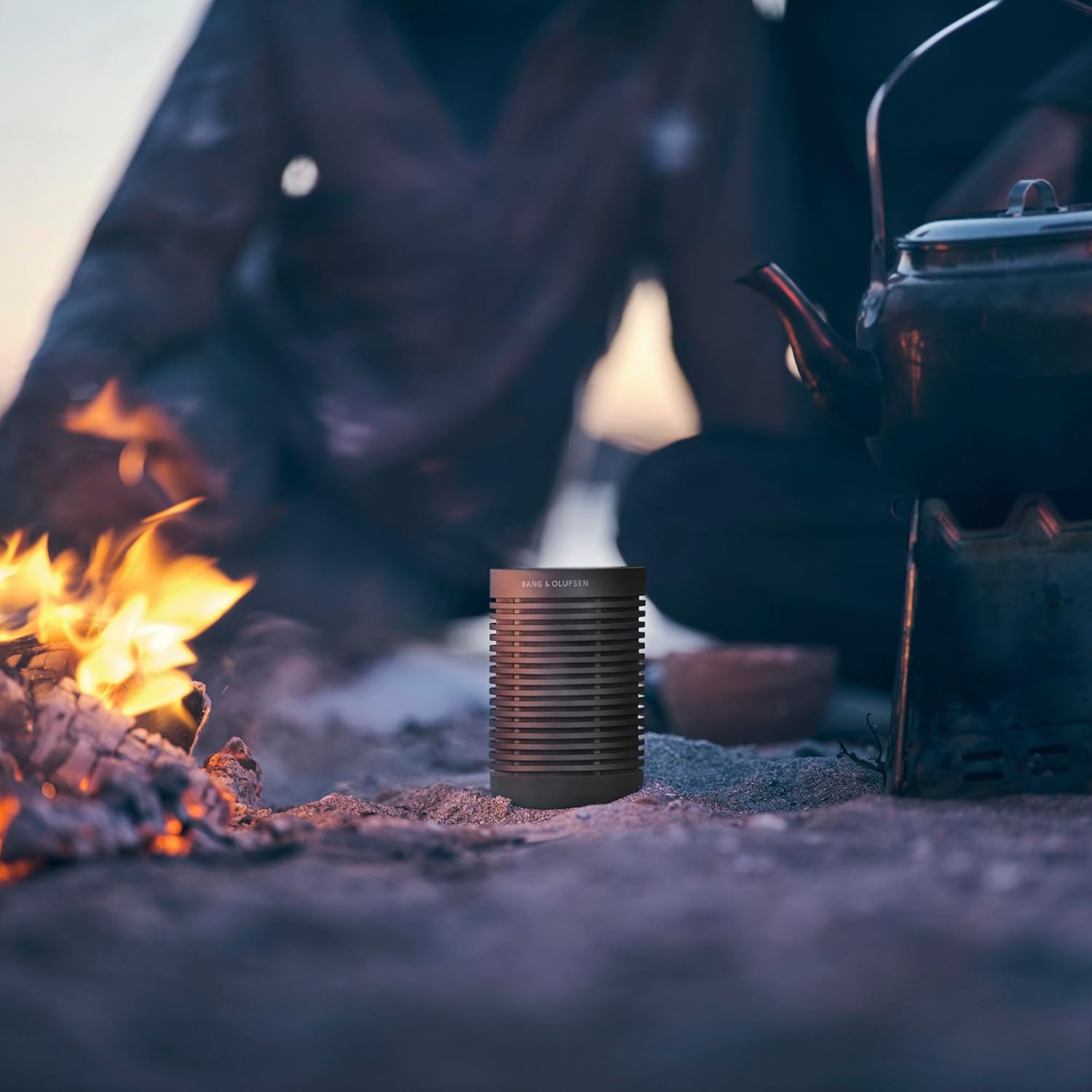 Bang & Olufsen Beosound Explore – Kabelloser tragbarer Bluetooth Outdoor-, Heim- und Reise, 27 Stunden Akkulaufzeit, wasserdichter 360° Lautsprecher + USB-C Ladekabel - Schwarz Anthracite