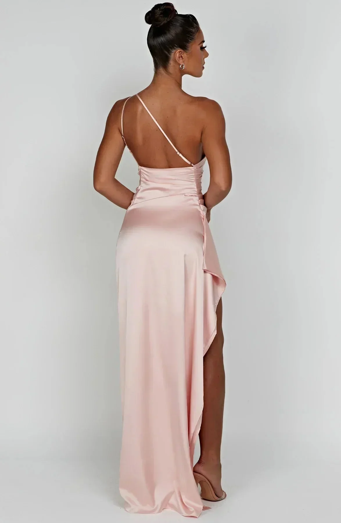 Raffiniertes Abendkleid mit hohem Schlitz