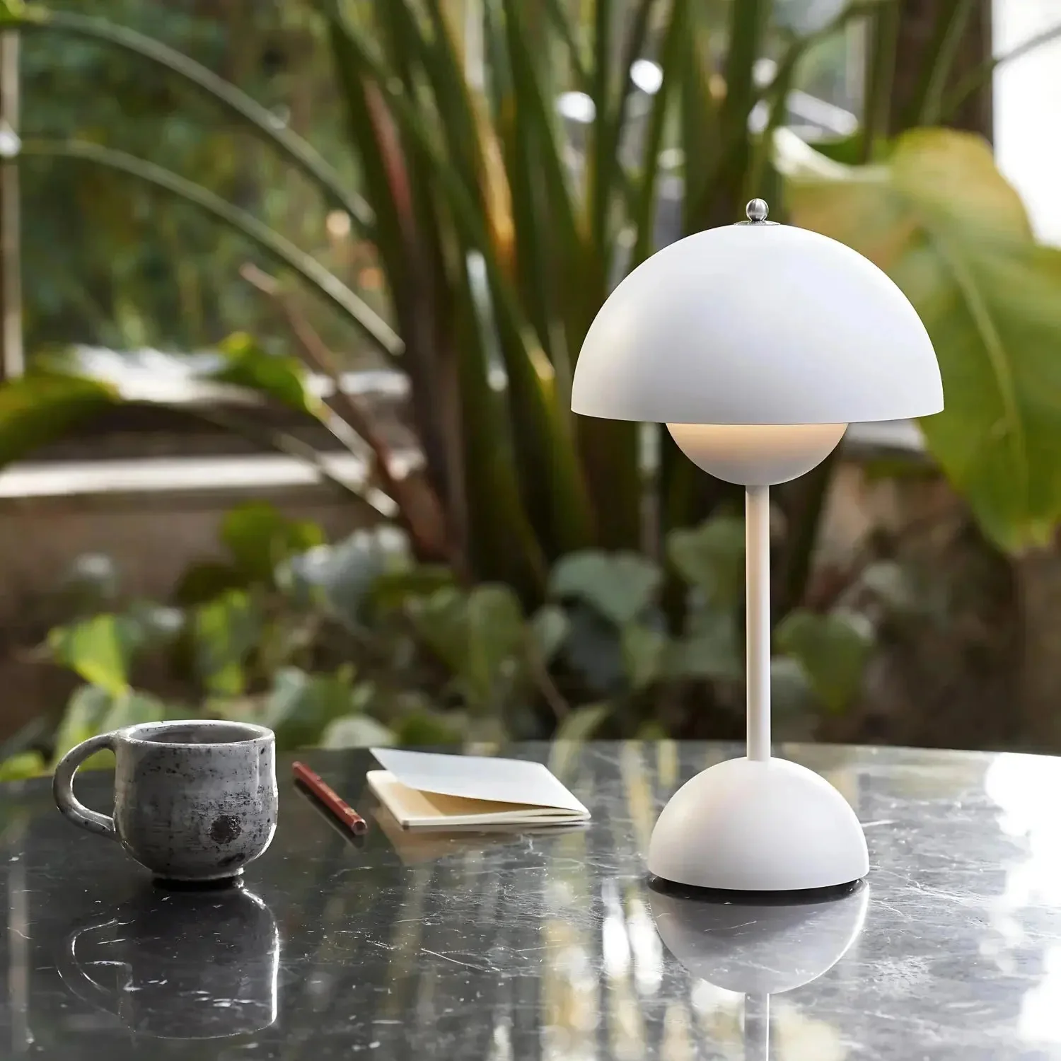Skandinavische Designer-Tischlampe f��r stimmungsvolle Beleuchtung