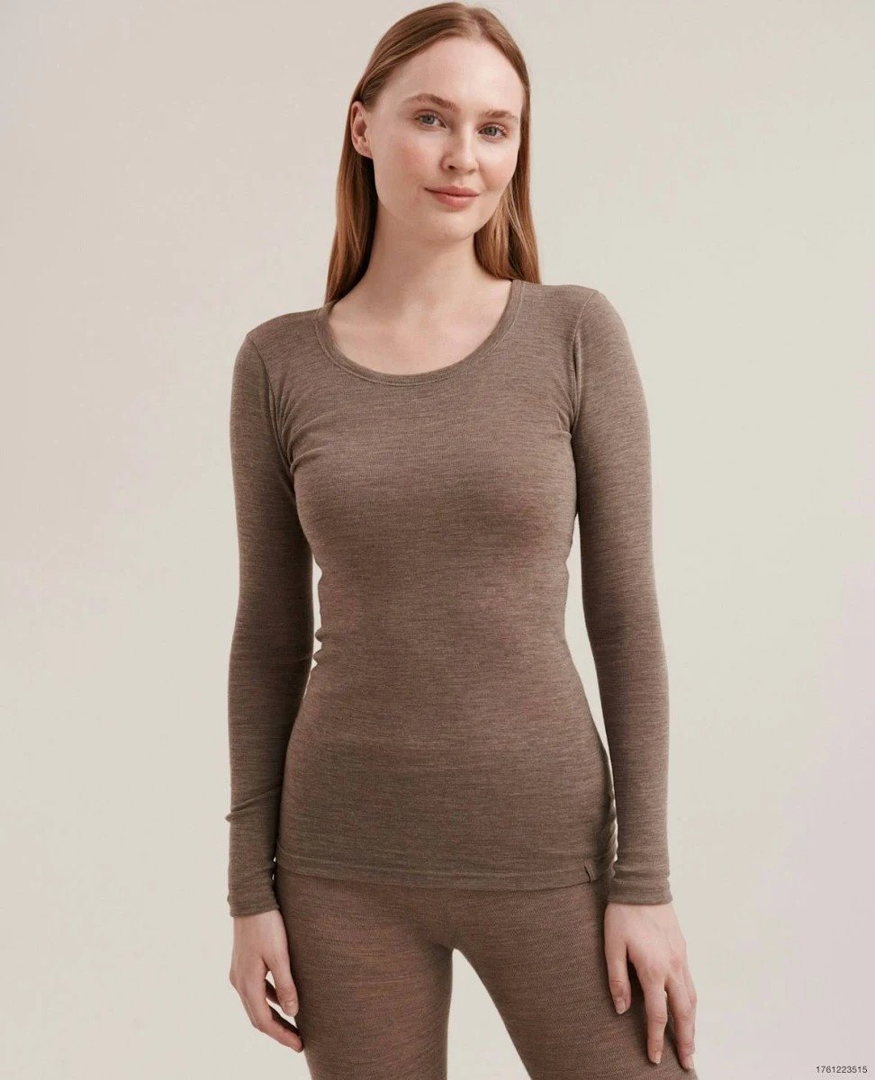 Women's long-sleeved shirt made of merino wool