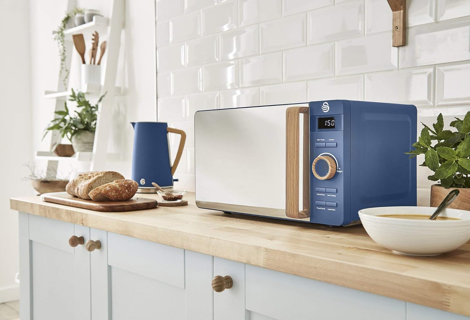 Swan Nordic SM22036WHTN Digitale Mikrowelle, Griff in Holzoptik, Gehäuse mit weicher Haptik und matter Oberfläche, 800 W, Baumwollweiß