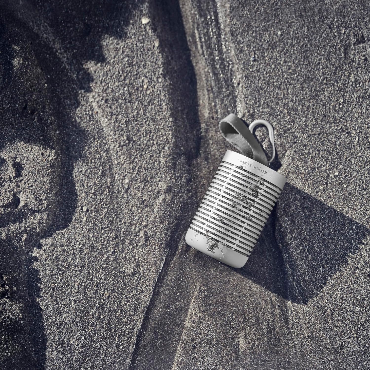 Bang & Olufsen Beosound Explore – Kabelloser tragbarer Bluetooth Outdoor-, Heim- und Reise, 27 Stunden Akkulaufzeit, wasserdichter 360° Lautsprecher + USB-C Ladekabel - Schwarz Anthracite