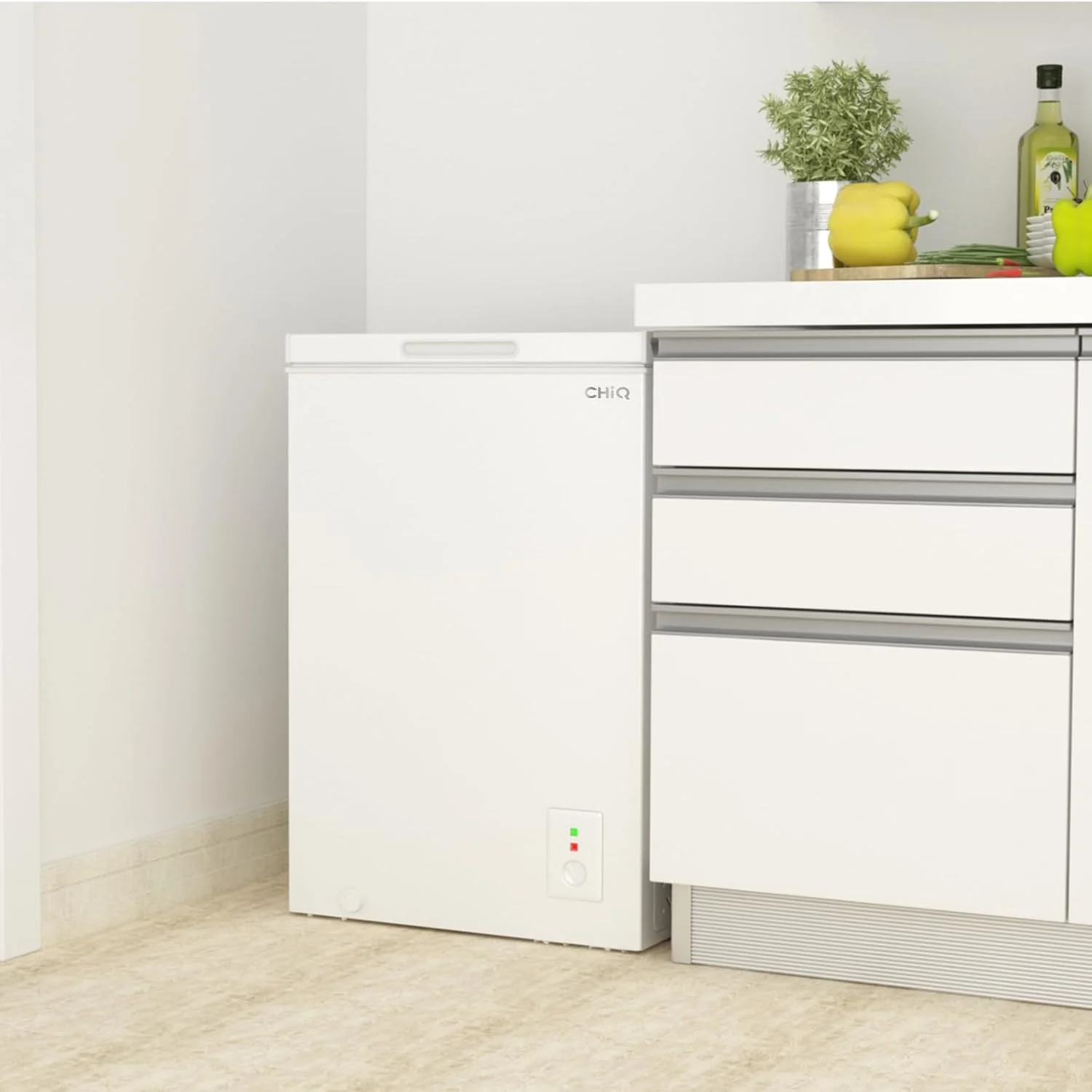 CHiQ FCF98DE Vrieskist 99 L, 54,5 x 47,6 x 83,5 cm, 4-sterrenvriezer, Thermostaatregeling, Draadmand, Balancerende deur, Stil, Wit