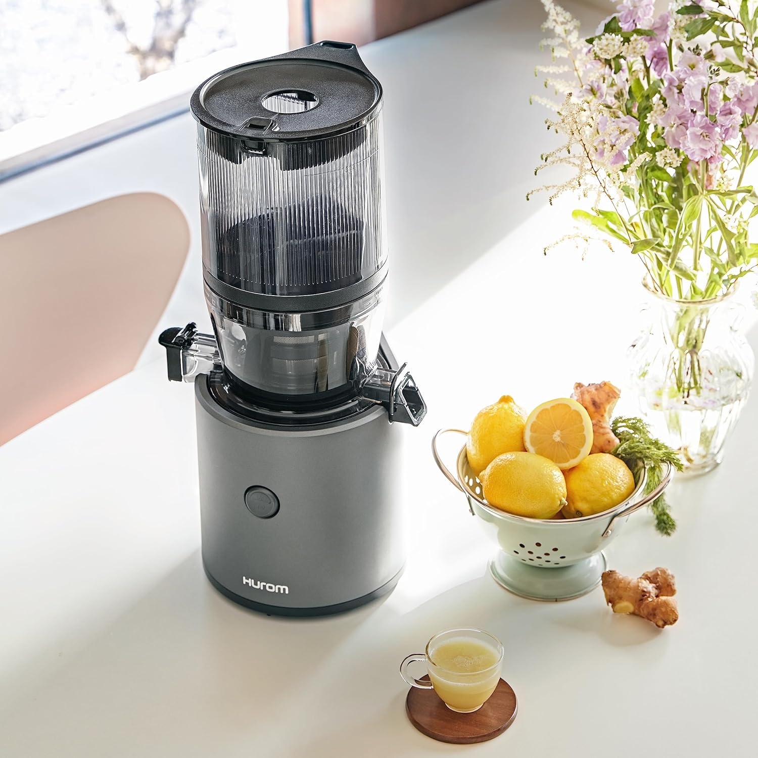 HUROM | Entsafter Gemüse und Obst | Slow Juicer | H320N | Elektrische Kaltpresse | Ruhiger Motor | Leicht zu Reinigen | mit groem Behlter und Siebfilter 2L | 200 Watt | BPA Frei | Schwarz