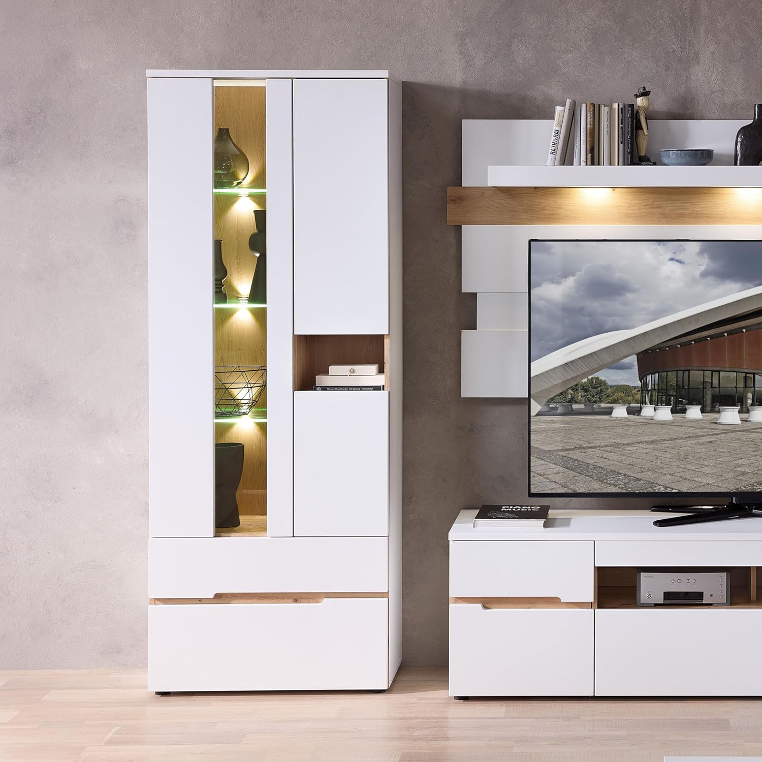 Stella Trading Memphis Vitrine in Weiß, Artisan Eiche Optik - Moderner Vitrinenschrank mit LED-Beleuchtung und viel Stauraum - 75 x 197 x 38 cm (B/H/T)
