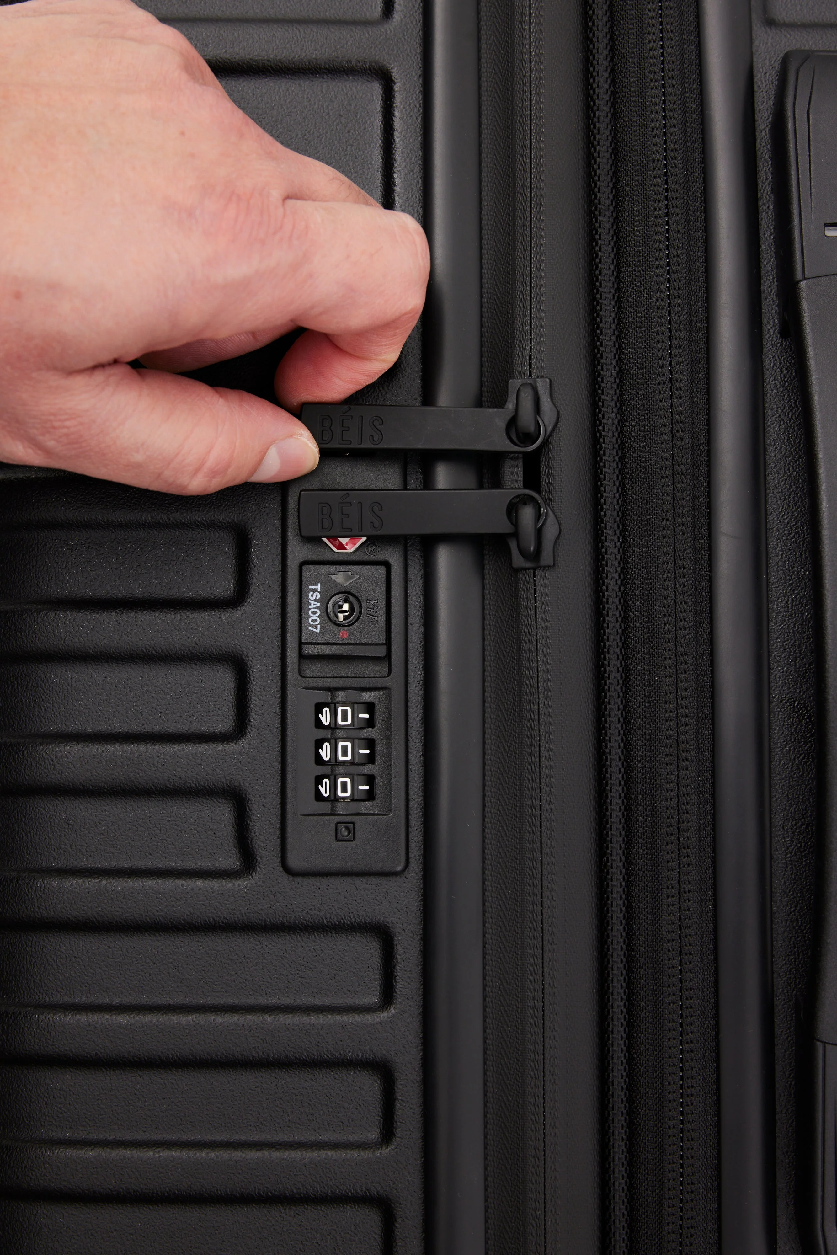 De Large Check-In Roller in All Black