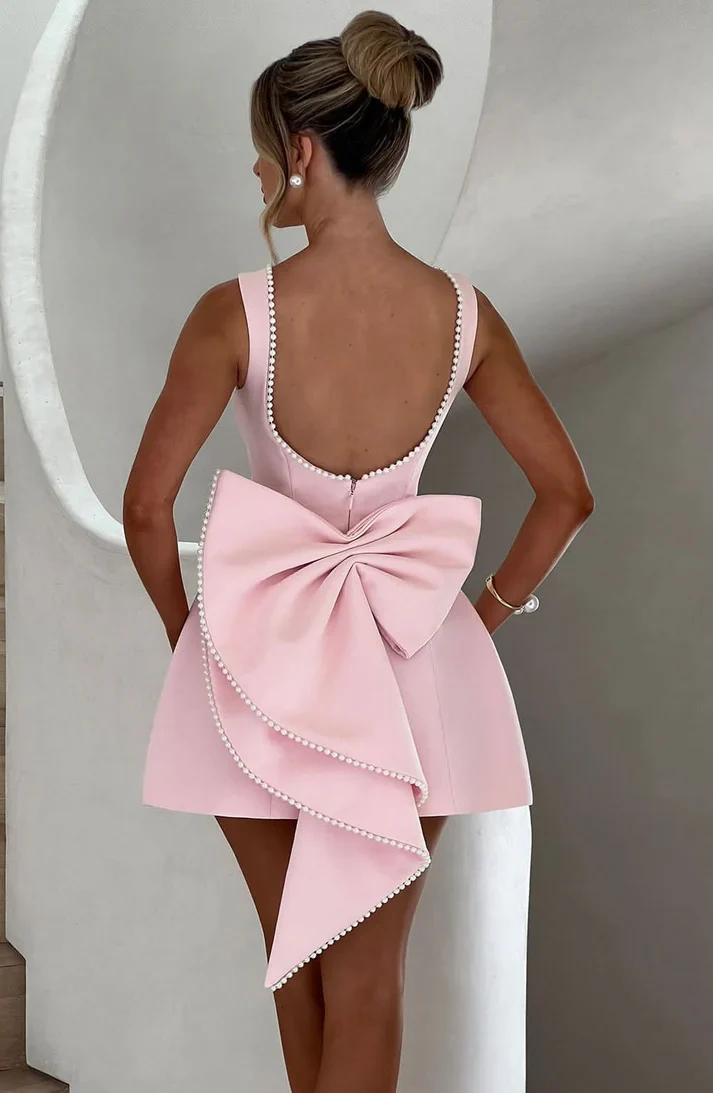 ?rmelloses Mini-Kleid mit Perlenbesatz f��r Hochzeitsg?ste