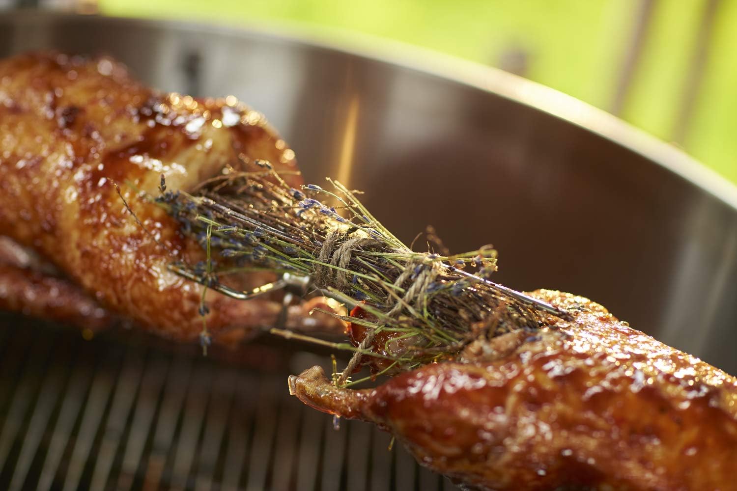 RÖSLE Elektrogrill BBQ-Portable Videro E2-P, tragbarer Tischgrill mit 2 Brennern, Warmhalterost und Deckel mit Glaseinsatz, pulverbeschichteter Stahl, schwarz/silbern