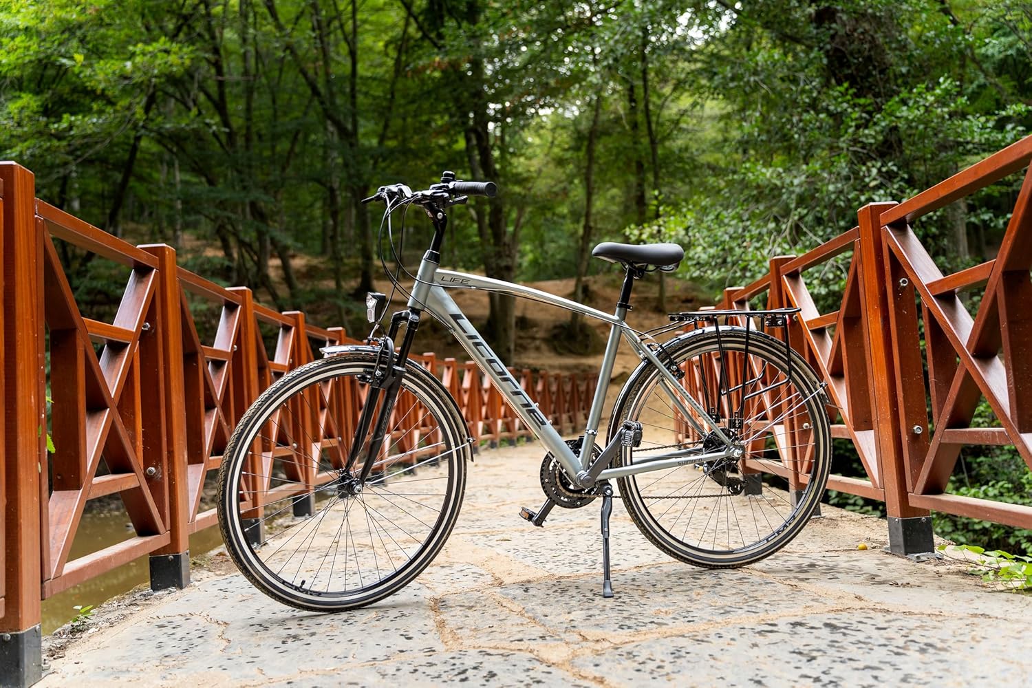 Licorne Bike Premium Trekking Bike in 28