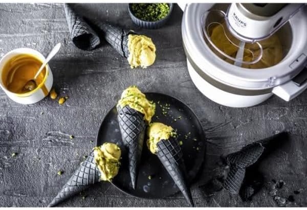Krups GVS241 Eismaschine Venice Perfect Mix | 1L hausgemachtes Eis, Sorbet, Frozen Jogurth | Ohne Kompressor | Inklusive Rezeptheft und Silikonlöffel | Digitalanzeige und Signalton, Weiß