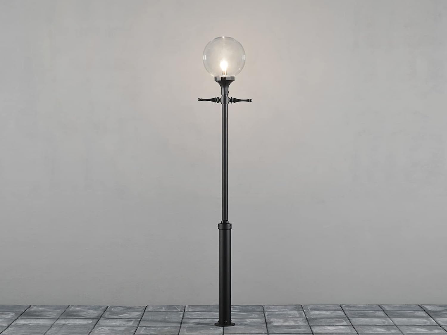 Konstsmide Orion 468-750 Standleuchte / B: 40cm T: 40cm H: 240cm / 1x100W / IP23 / / lackiertes Aluminium / matt-schwarz