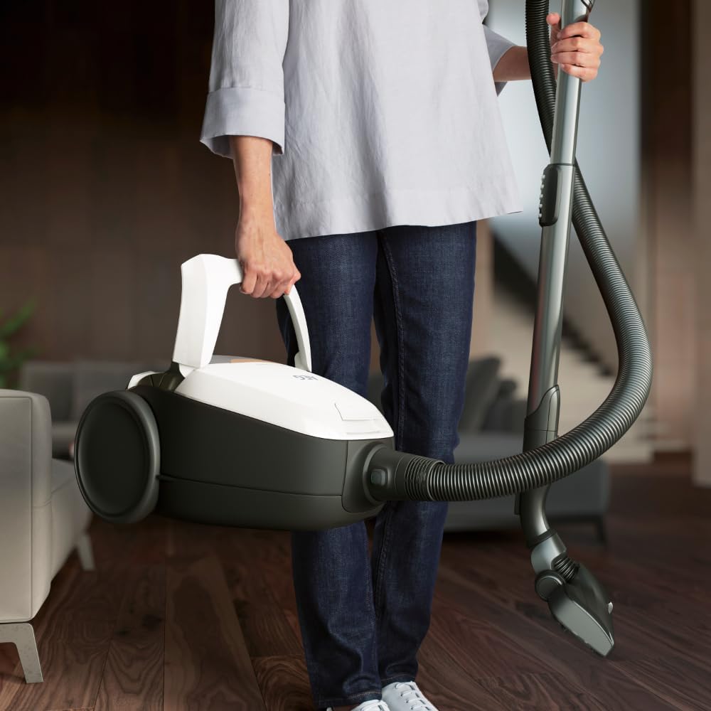 AEG VX82-1-KO Staubsauger / 75% Recyclingmaterial / autom. Saugkraftregulierung / extrem leise auch auf Teppich / Aufnahme von groen + kleinsten Partikeln / langes Kabel / 600W / schwarz