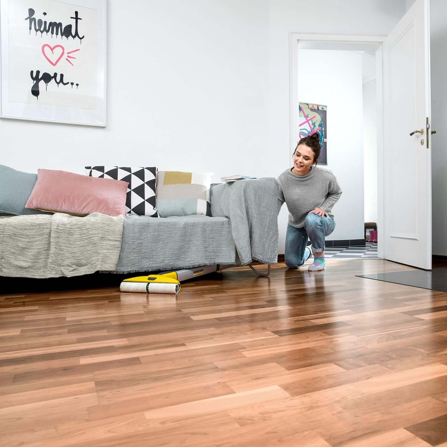 Krcher Elektrischer Wischmopp EWM 2, kabelloser Bodenreiniger mit 2 rotierenden Mikrofaserwalzen, Akkulaufzeit: ca. 20 min, Flchenleistung pro Akkuladung: ca. 60 m, Wei