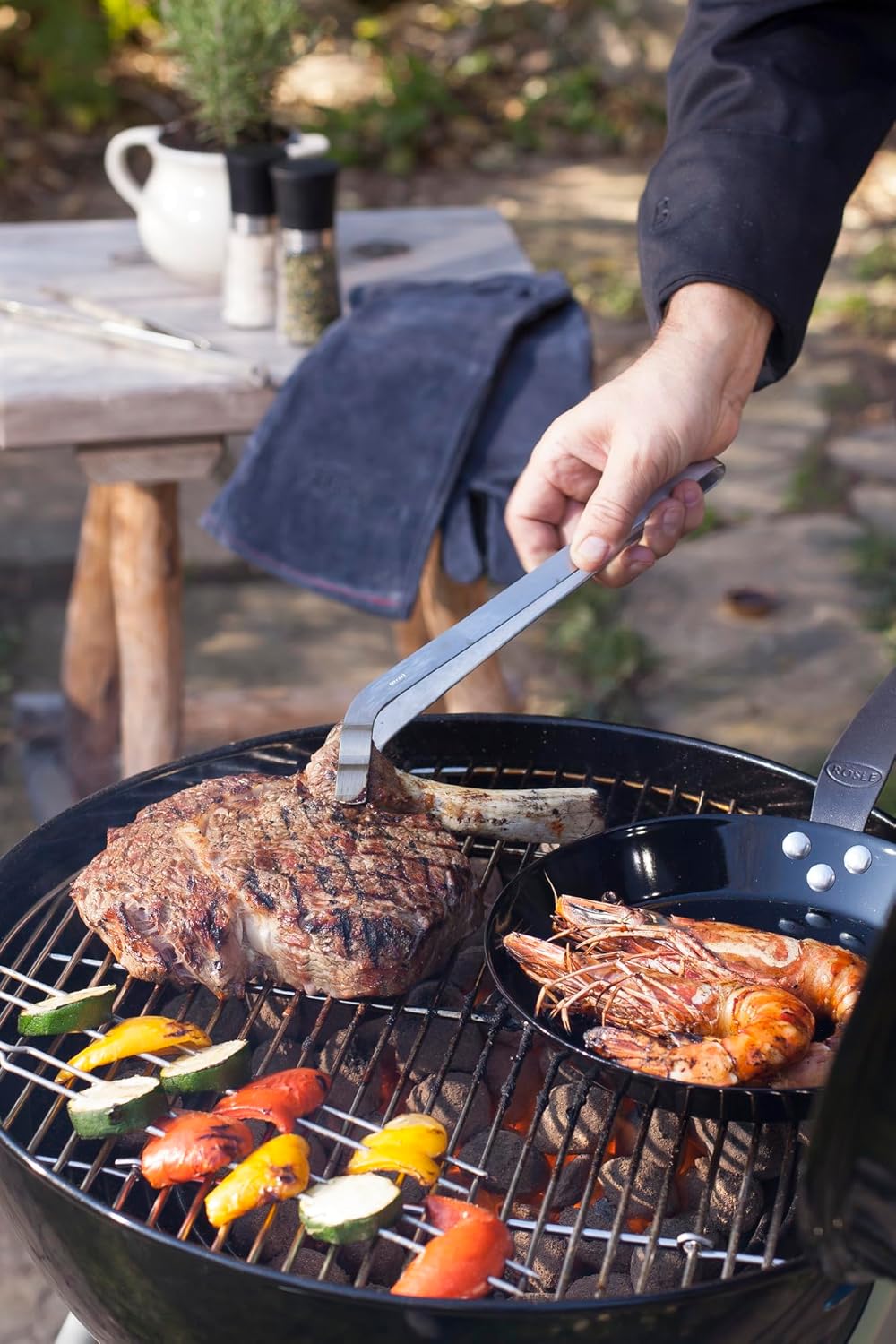 RÖSLE Holzkohle-Kugelgrill No.1 Sport F50, Hochwertiger Kohlegrill mit einstellbarer Luftzufuhr, Deckelscharnier, Deckelthermometer, stabiler Ablage, extra großer Grillfläche und Grillraum