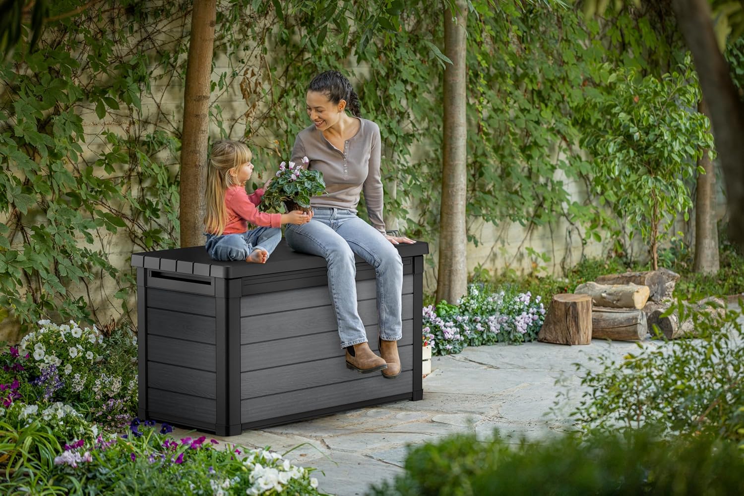 Keter Gartenbox Cortina 100 g, Oberfläche in Holzoptik, Farbe Grau, Fassungsvermögen 380 l, 122,9 x 62,1 x 70,6 cm