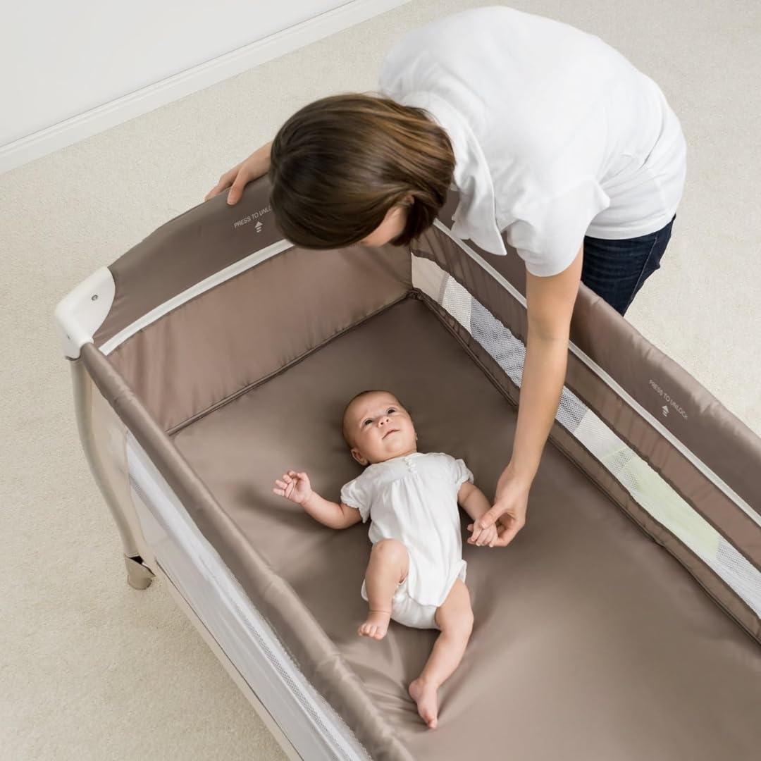 hauck Kinderreisebett Babycenter Zoo - inkl. Neugeboreneneinhang, Wickelauflage, Spielbogen mit Spieluhr, Utensilienablage, Rollen, Matratze, Tragetasche (höhenverstellbar & faltbar) - 120x60 cm