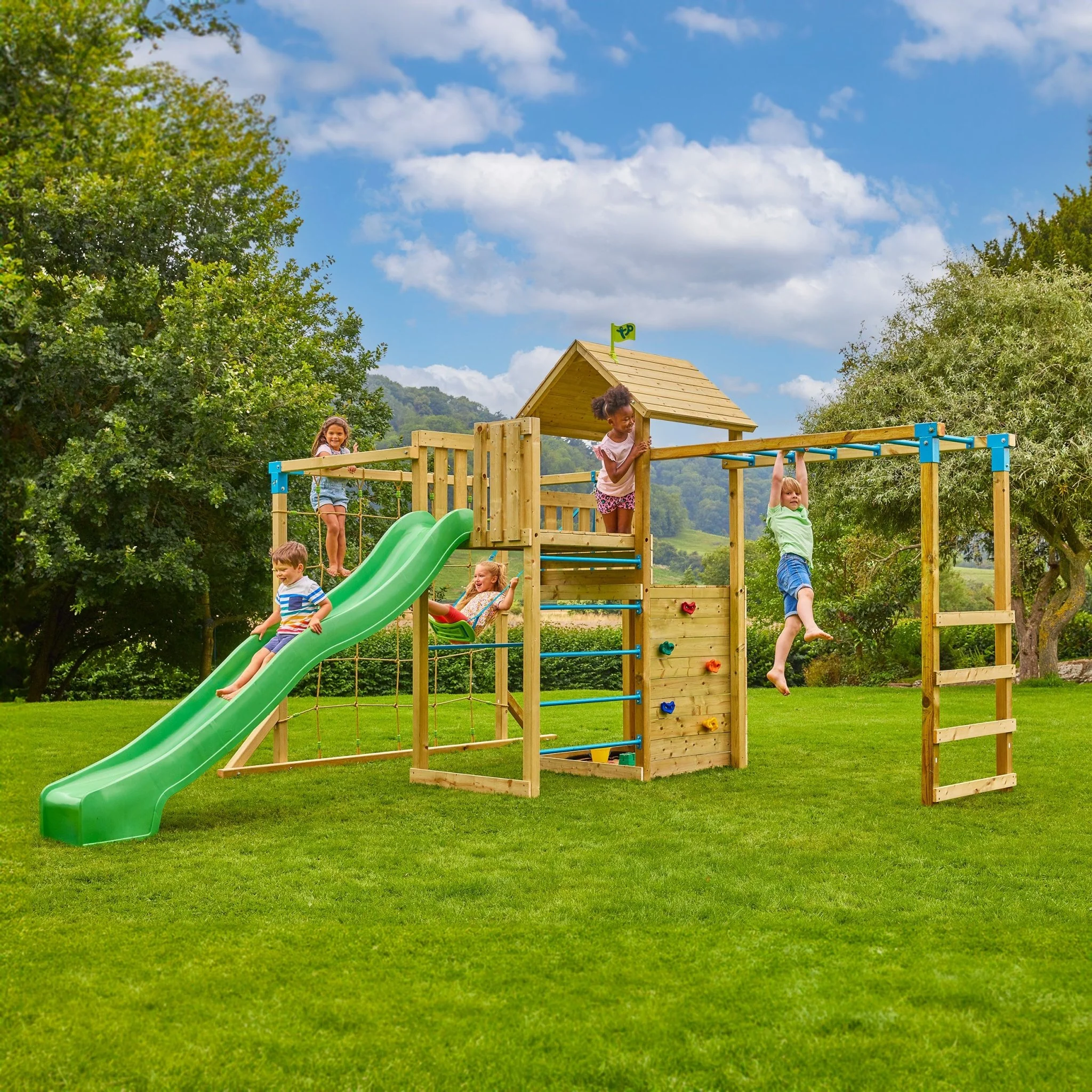 TP Skywood Houten Klimrek met Super Golvenglijbaan, Sky Deck, Klimrek en Skyline met Rapide Schommelzit ?C FSC? gecertificeerd