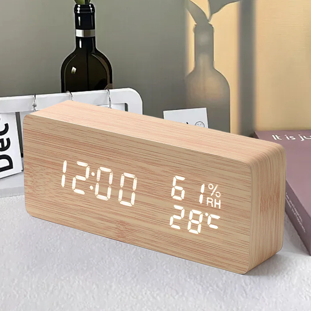 Moderner digitaler LED-Wecker aus Holz mit Temperaturanzeige