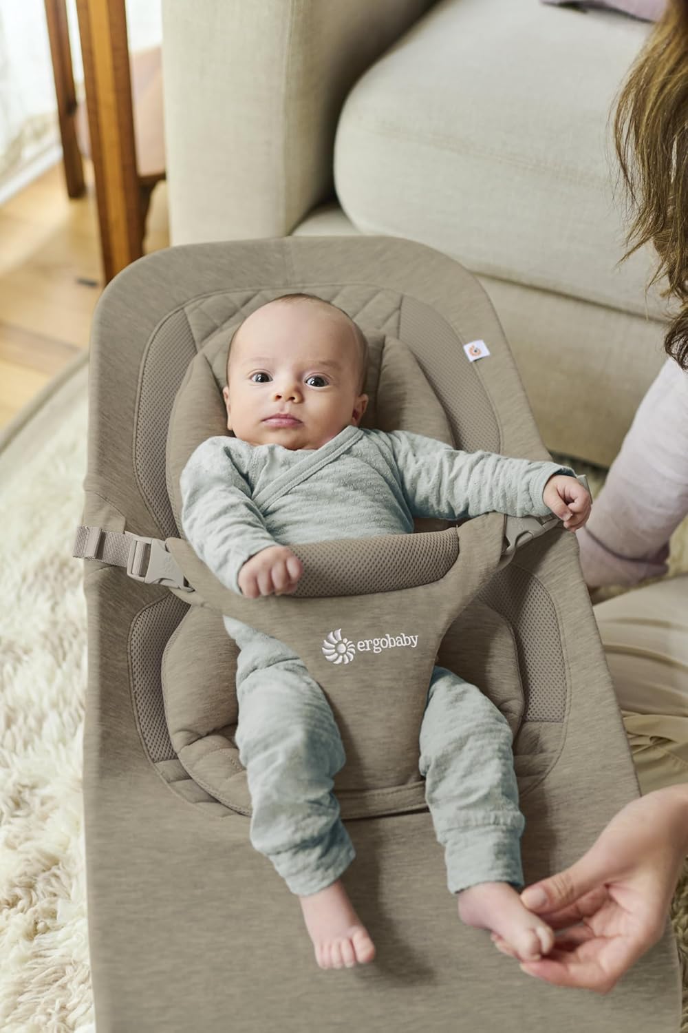 Ergobaby 3-in-1 Evolve Bouncer, Ergonomische Babywippe für Neugeborene ab Geburt bis zum Kleinkind, Babyschaukel mit Neugeboreneneinsatz (2,5 kg - 13,2 kg), Cream