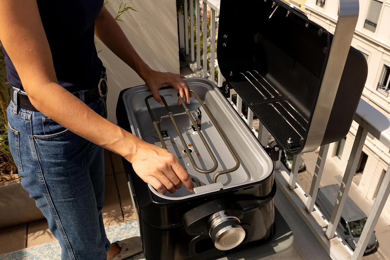 Campingaz Grill Attitude2go, gasbarbecue & elektrische barbecue, tafelbarbecue, draagbare balkon-, campingbarbecue, met deksel, thermometer en gietijzeren grillrooster, werkt op gas of elektriciteit