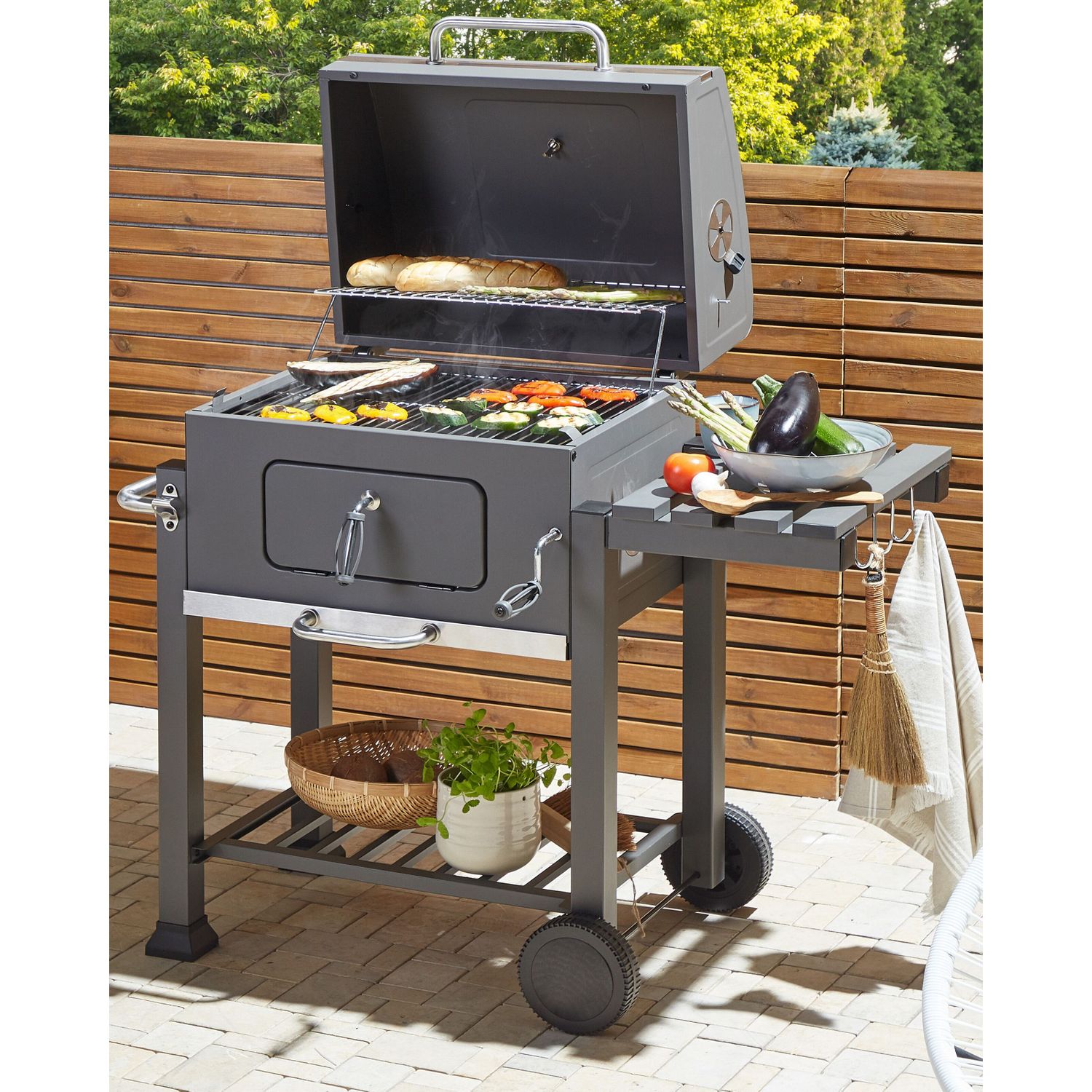 Grill węglowy BBQ, stal szara, z pokrywą, rusztem, kółkami, 2 półkami, termometrem, wyjmowaną popielniczką, Garden Pavlof - szary