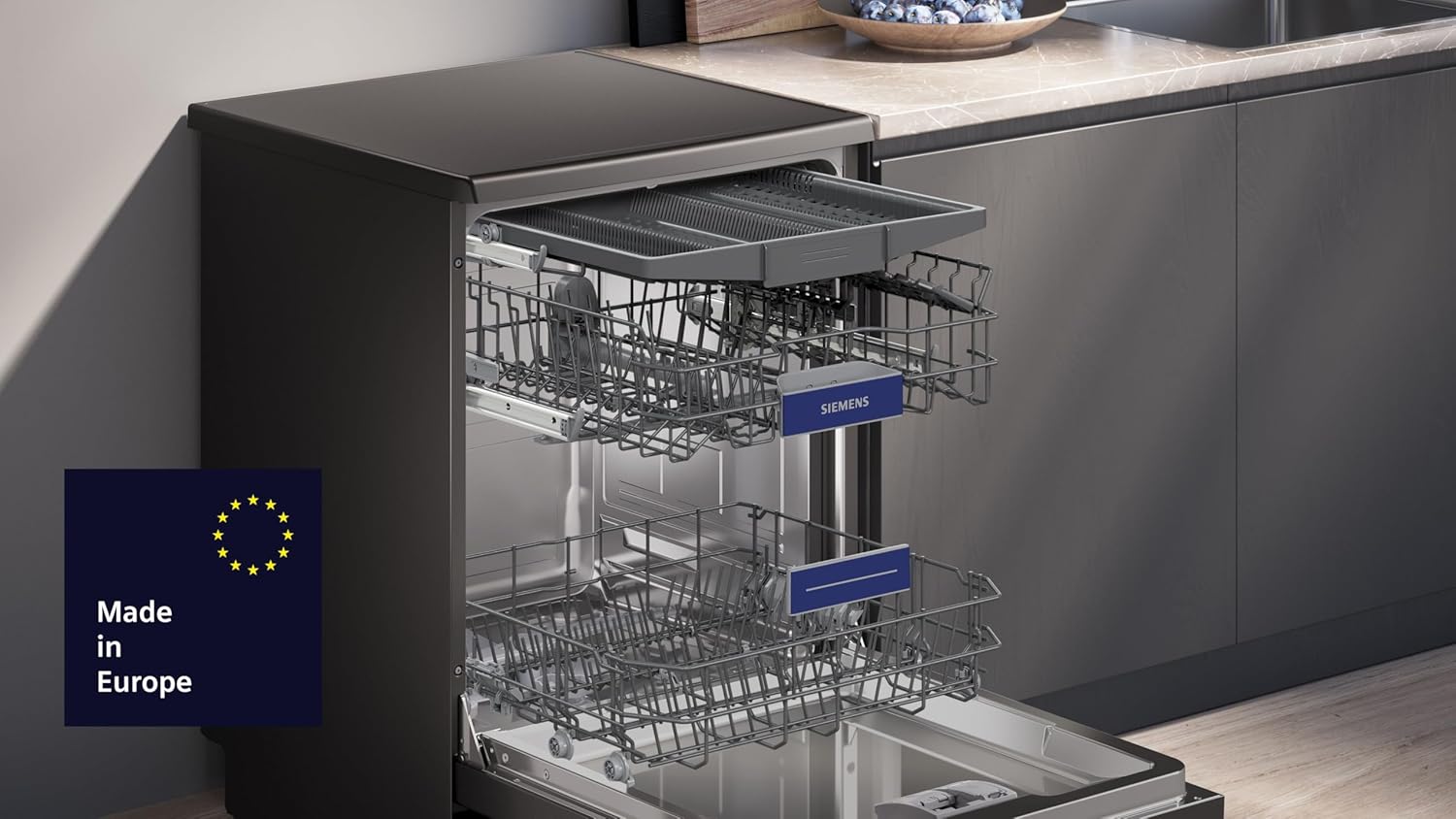 Siemens SN23EC03ME iQ300 Freistehender Geschirrspüler, 60 cm breit, varioFlex-Korb und varioSchublade, varioSpeed Plus, Favoritentaste, autoOpen dry, aquaStop, iQdrive, Home Connect