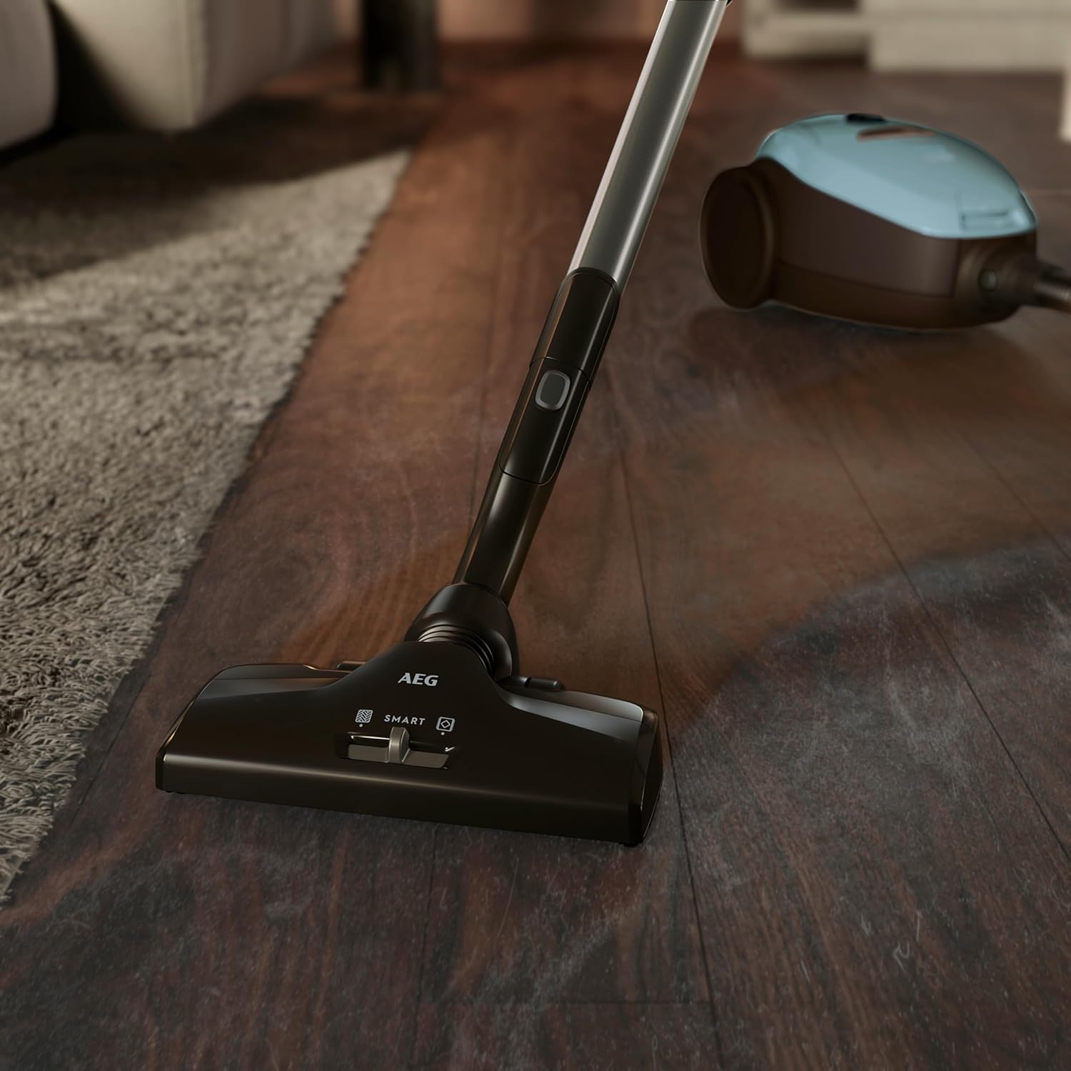 AEG VX82-1-KO Staubsauger / 75% Recyclingmaterial / autom. Saugkraftregulierung / extrem leise auch auf Teppich / Aufnahme von groen + kleinsten Partikeln / langes Kabel / 600W / schwarz
