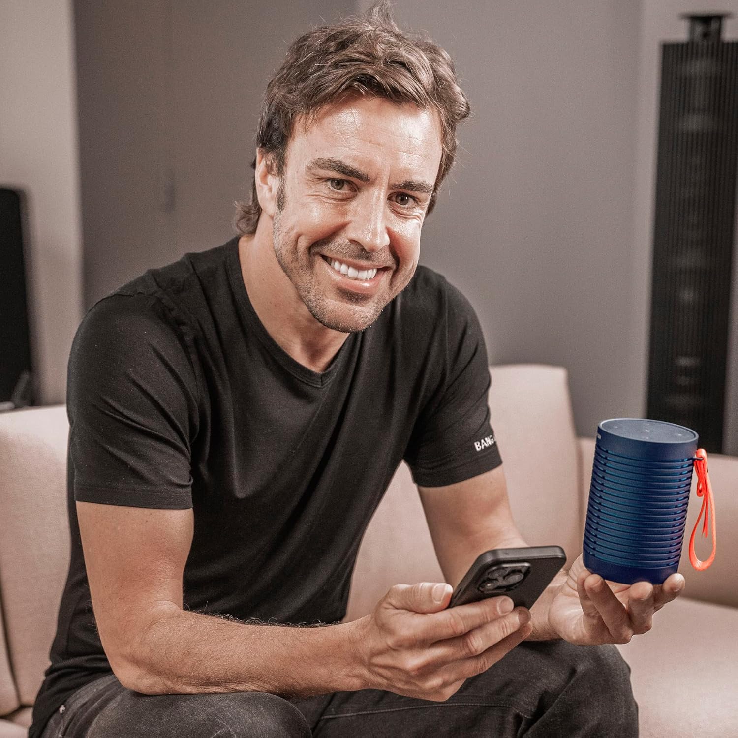 Bang & Olufsen Beosound Explore – Kabelloser tragbarer Bluetooth Outdoor-, Heim- und Reise, 27 Stunden Akkulaufzeit, wasserdichter 360° Lautsprecher + USB-C Ladekabel - Schwarz Anthracite
