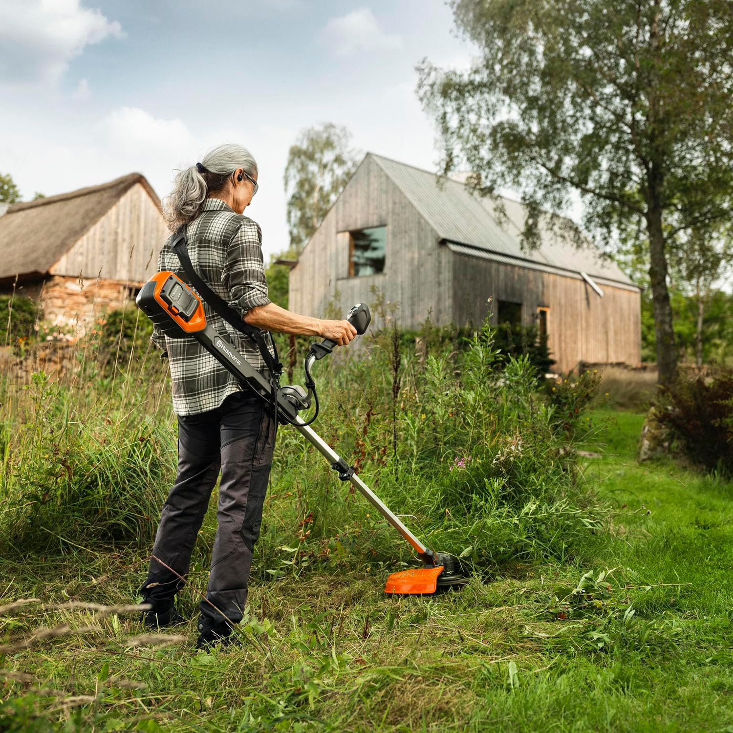 Husqvarna 220iR Akku-Rasentrimmer - 36V-Rasentrimmer mit bürstenlosem Motor, Boost-Modus, 36 cm Schnittbreite, Trimmerfaden und Kunststoff-Schneidklingen inkl. Tragegurt (inkl. Akku & Ladegerät)
