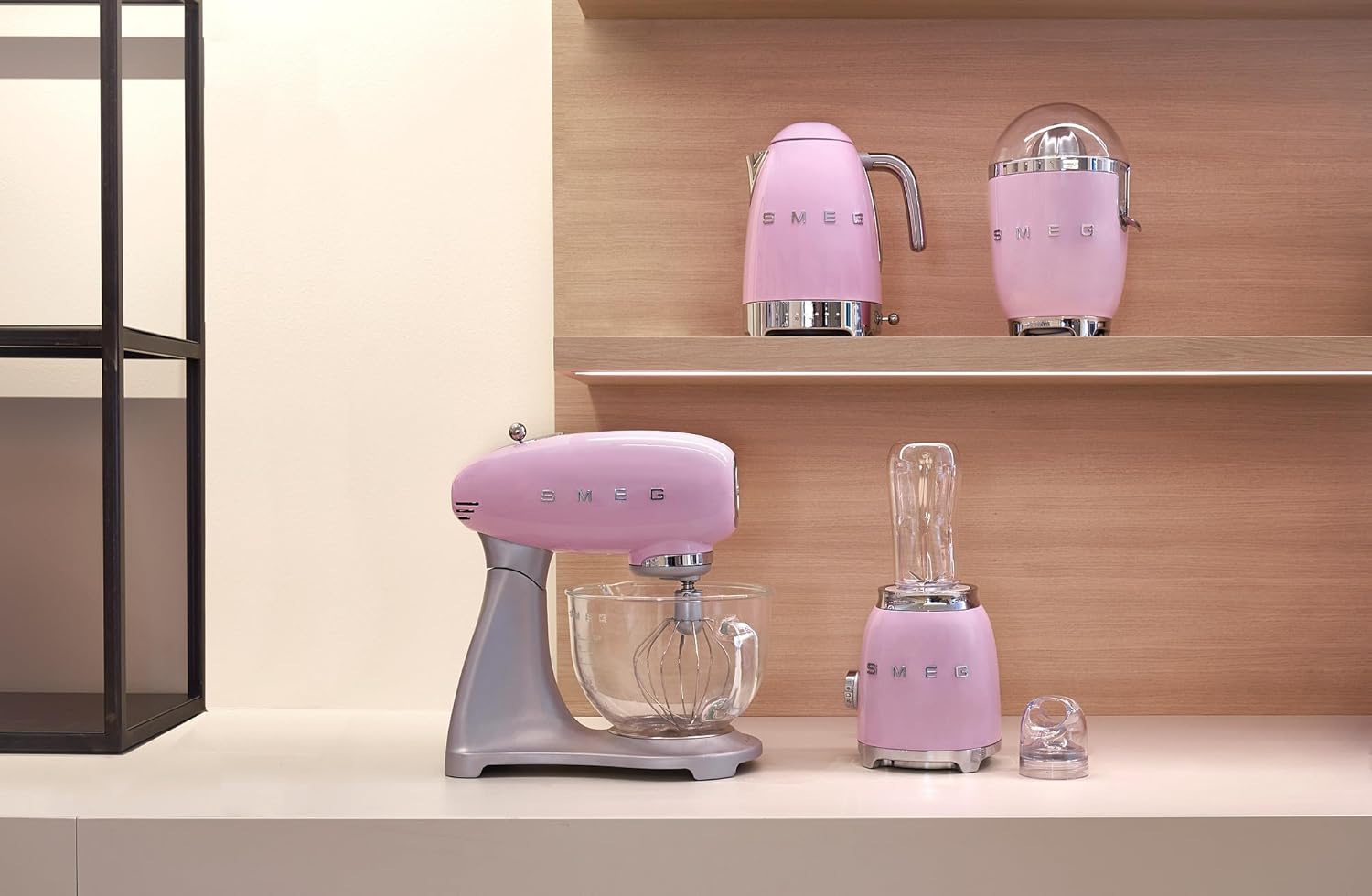 Smeg, SMF02PKEU Küchenmaschine, 10 Geschwindigkeitsstufen, Planetenrührwerk, Sicherheitsabschaltung, 2 Rührbesen, Kugelgriff aus Edelstahl, 800 W, Rose