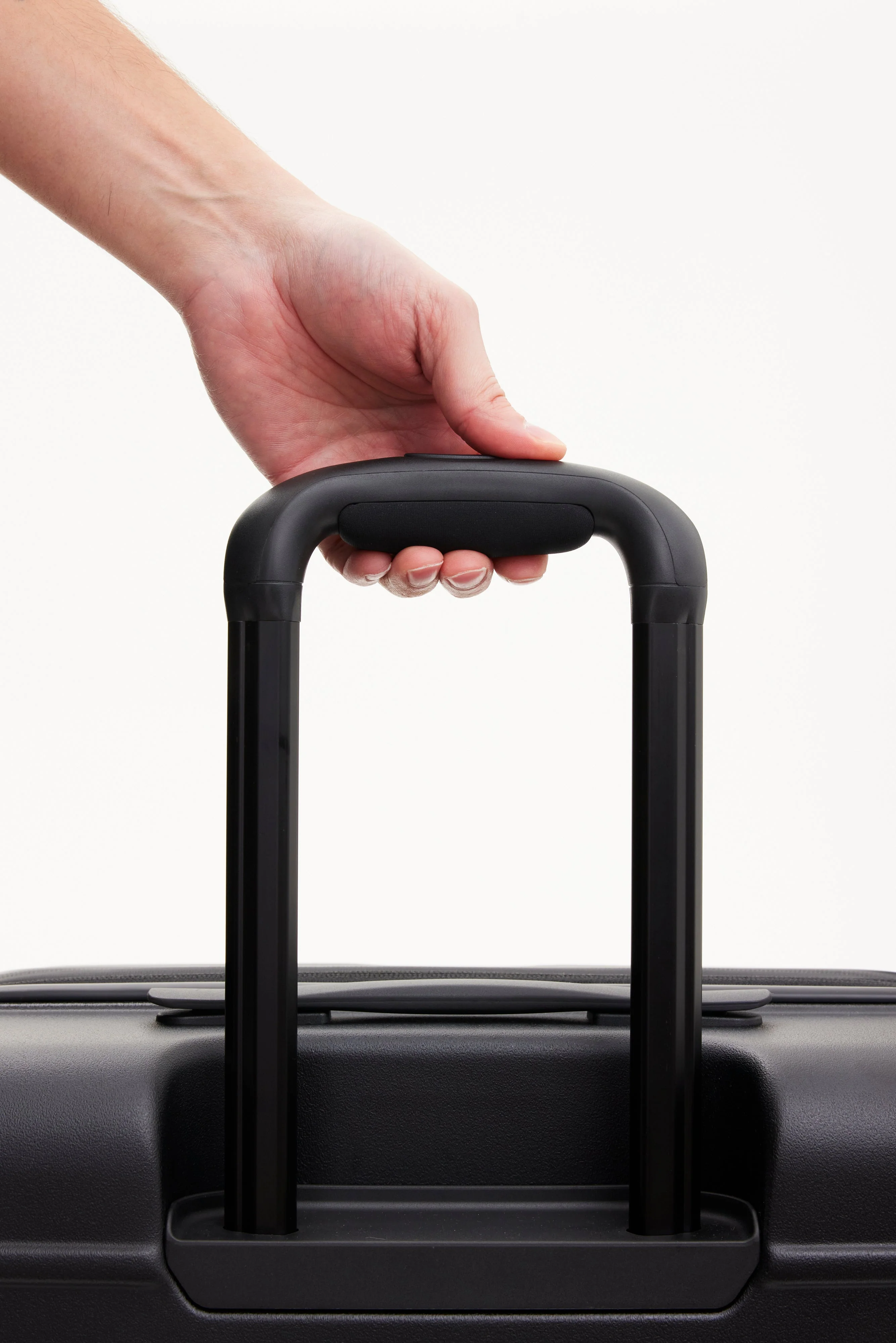 De Large Check-In Roller in All Black
