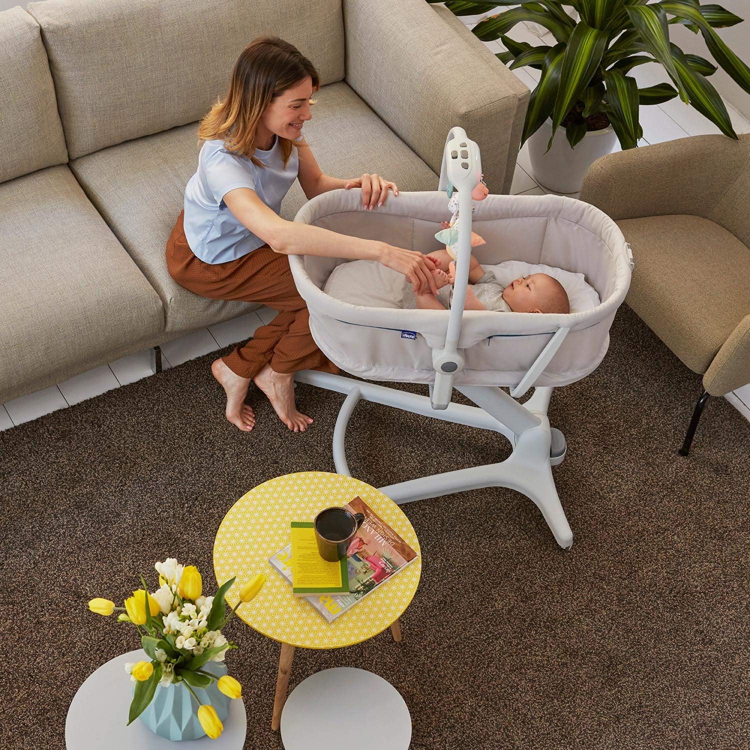 Chicco Baby Hug 4 in 1 Stubenwagen ab 0 Monate, Erhöhte Babyliege, Babybett, Hochstuhl mit Spielbogen, bis 15 kg, Verstellbare Rückenlehne, Verstellbare Höhe und 4 Räder