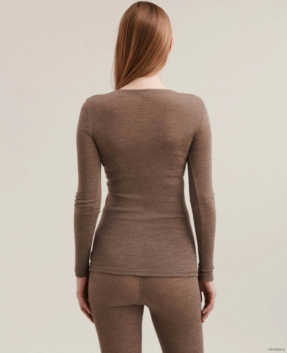 Women's long-sleeved shirt made of merino wool