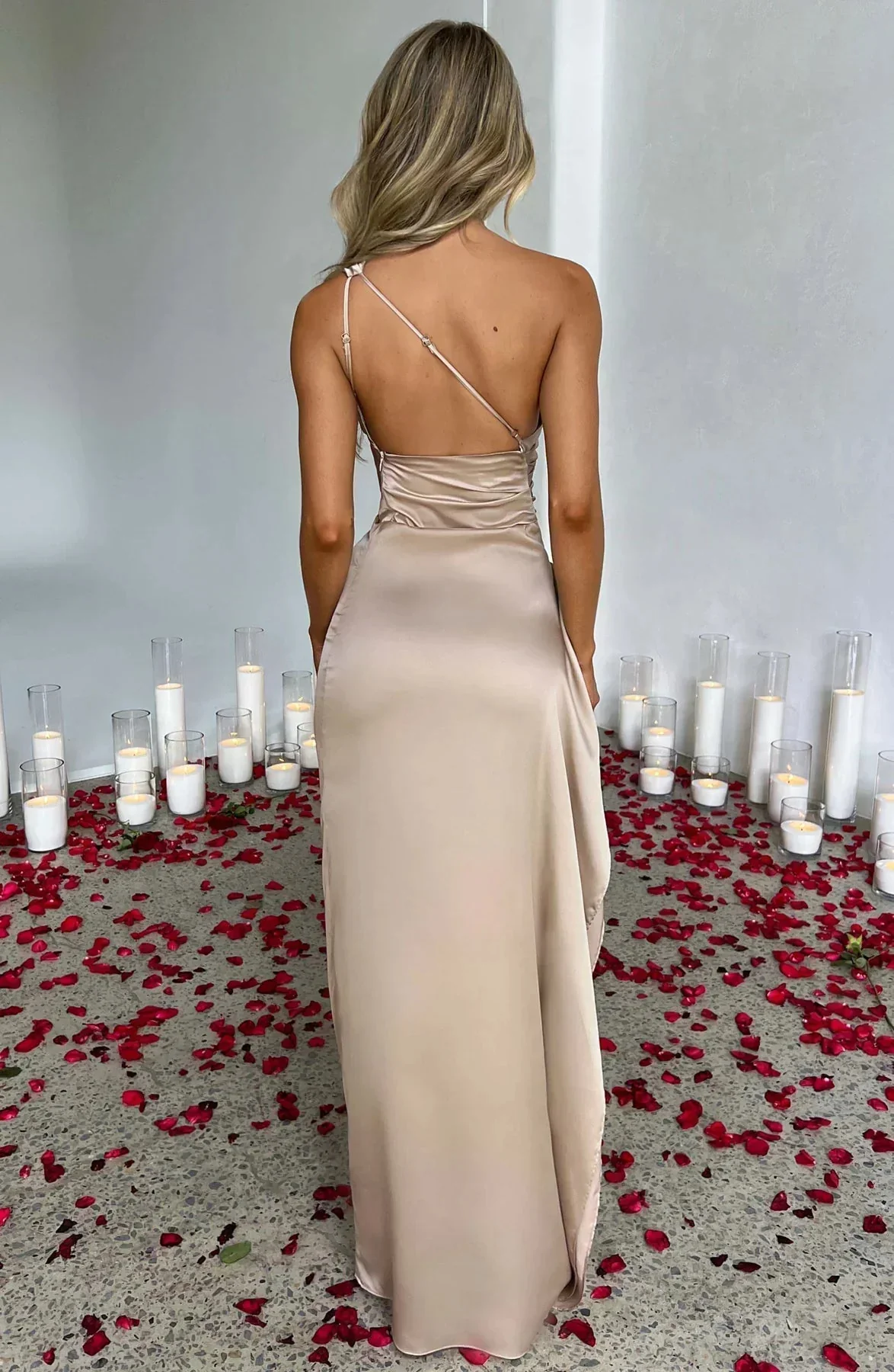 Raffiniertes Abendkleid mit hohem Schlitz