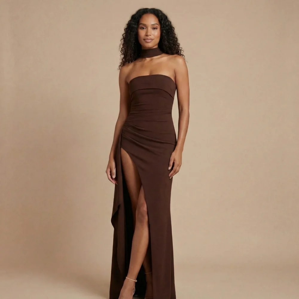Elegantes tr?gerloses Maxikleid mit Raffung und Beinschlitz