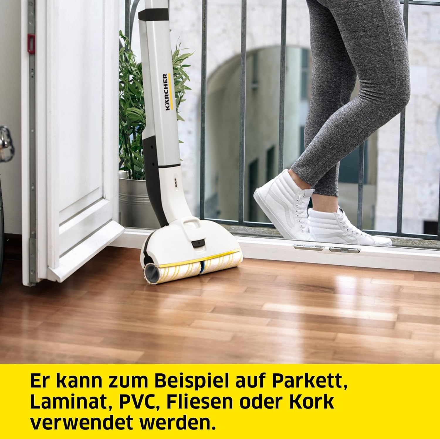 Krcher Elektrischer Wischmopp EWM 2, kabelloser Bodenreiniger mit 2 rotierenden Mikrofaserwalzen, Akkulaufzeit: ca. 20 min, Flchenleistung pro Akkuladung: ca. 60 m, Wei